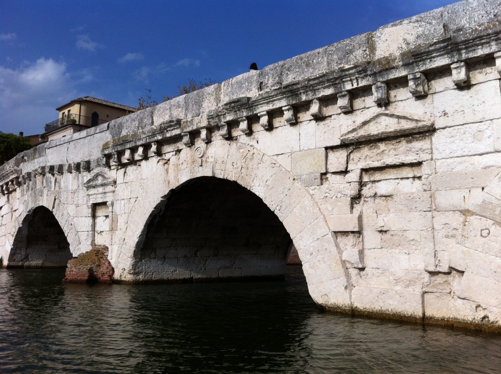 Ponte di Tiberio Rimini visrta dal basso