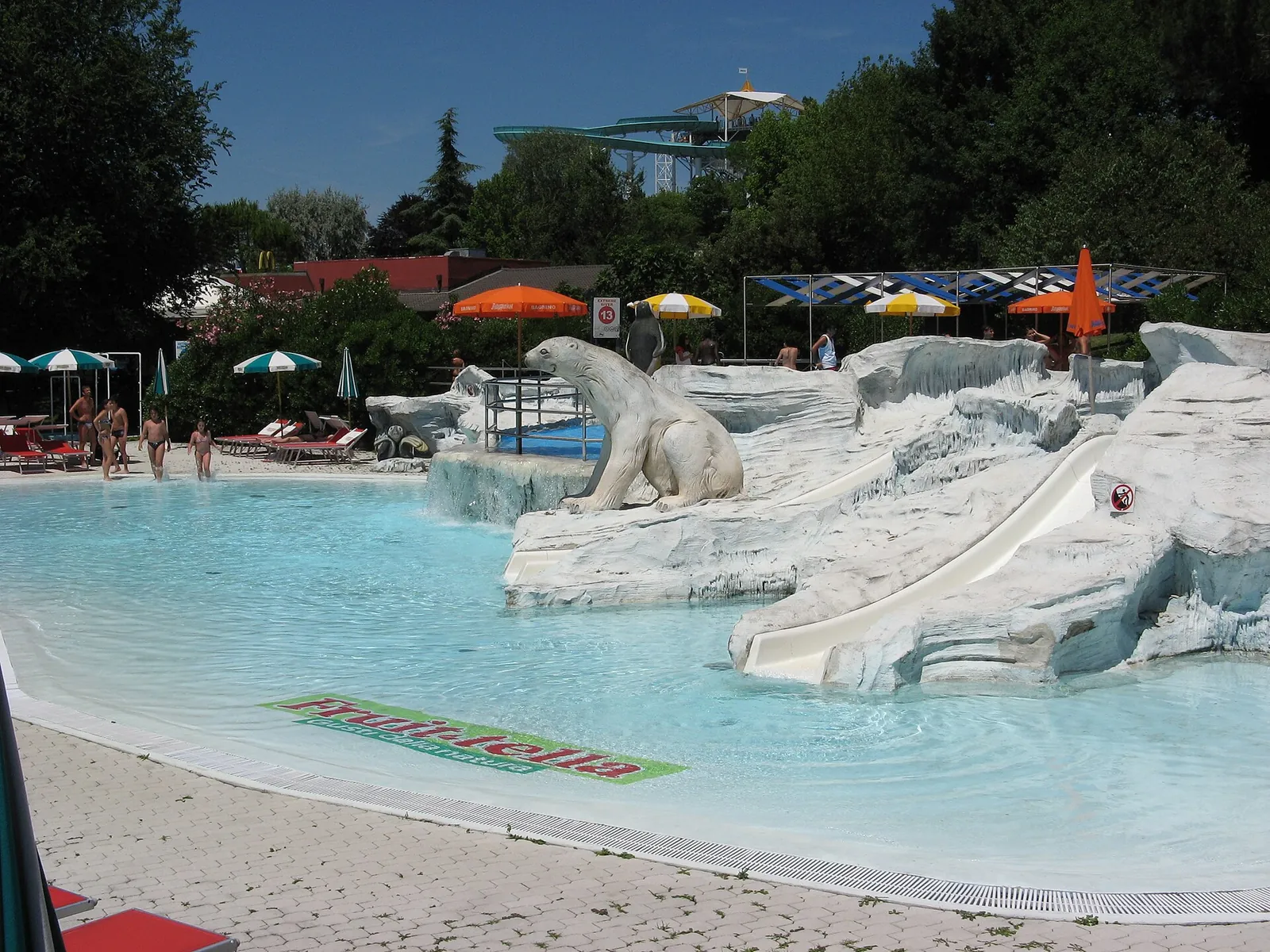 La piscina per bambini con l'orso polare e gli scivoli (corrisponde alla descrizione ufficiale dell'Antarctic Baby Beach).