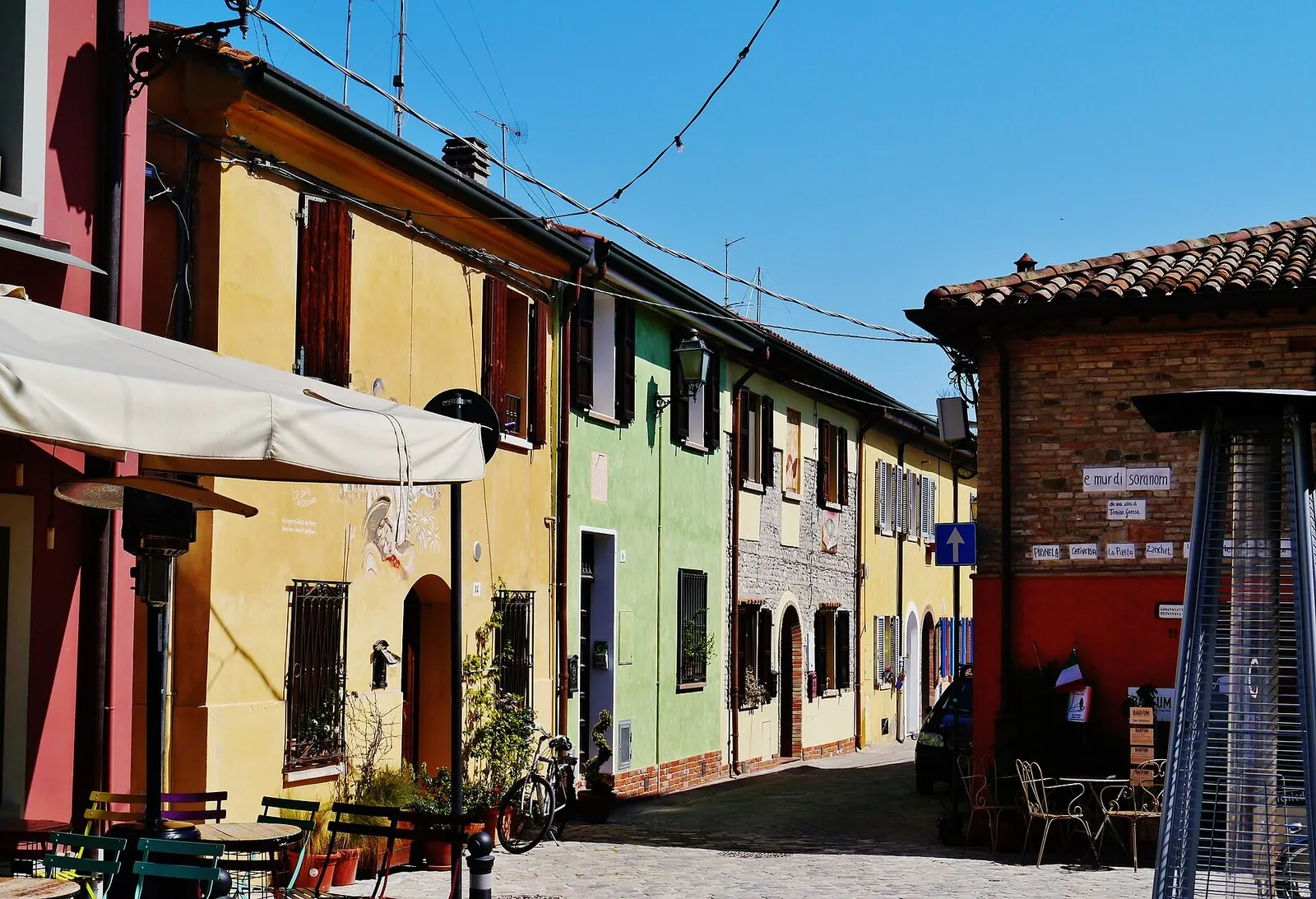 Una via del Borgo San Giuliano con le tipiche case basse dai colori pastello