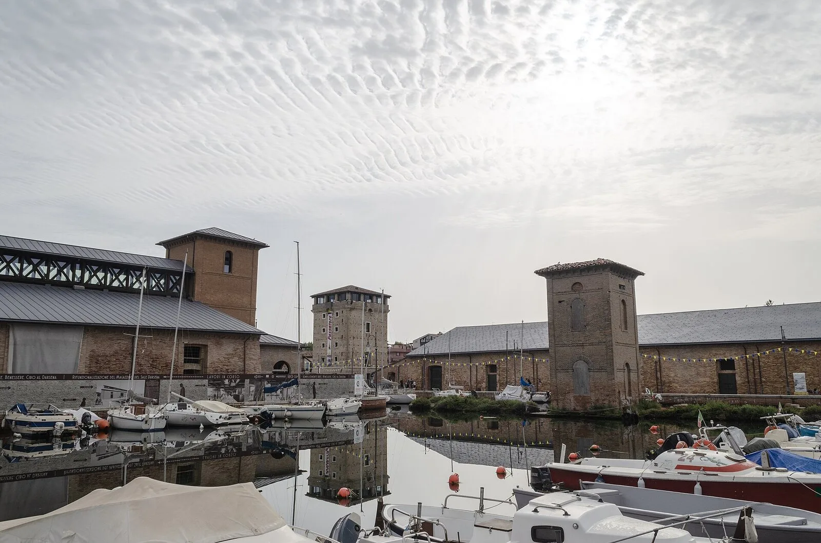 I Magazzini del Sale con le loro torri affacciati sul porto canale di Cervia