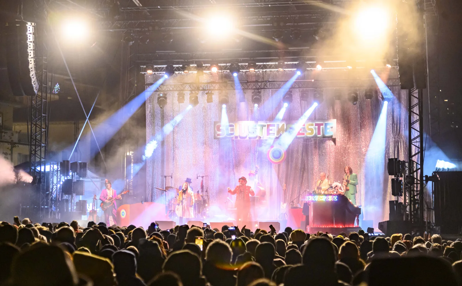 Koncert na náměstí v Rimini během Vánoc a Silvestra, s publikem před osvětleným pódiem