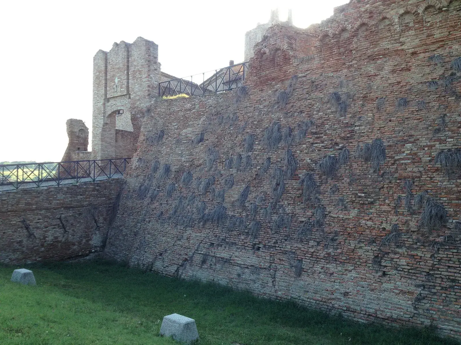 Mura in pietra e mattoni del castello malatestiano di Coriano