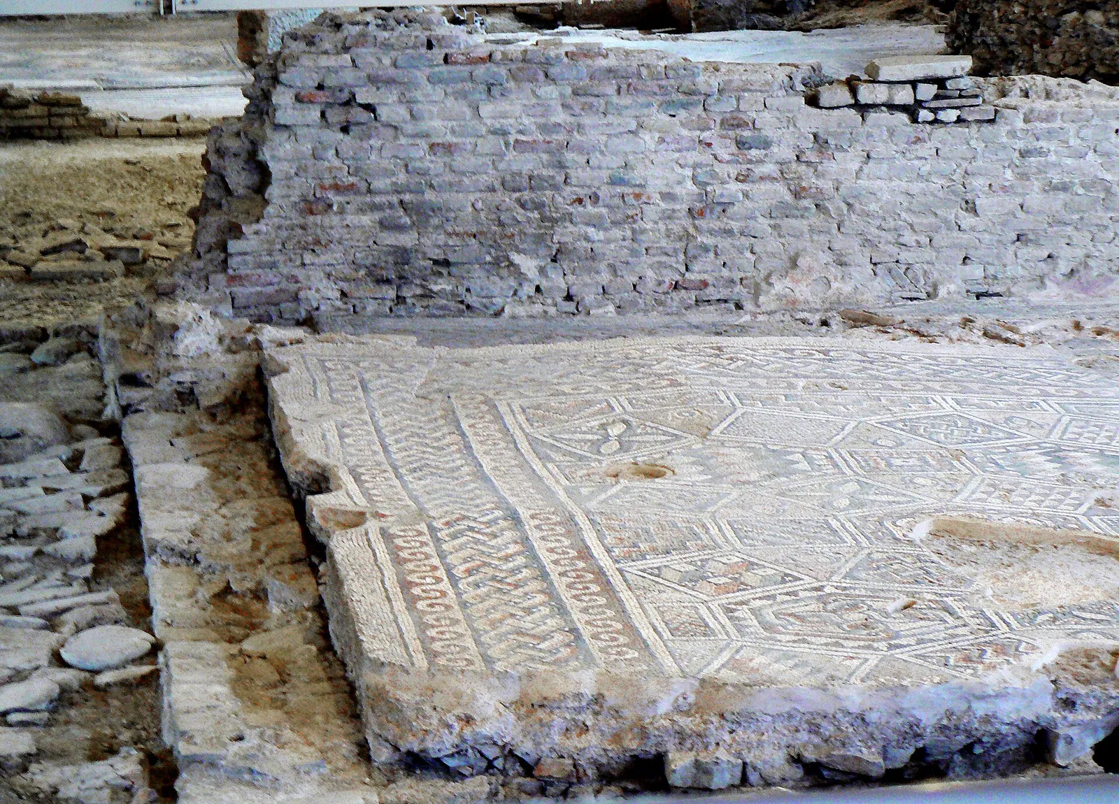 Murature e pavimento a mosaico geometrico visti dall'alto all'interno del sito