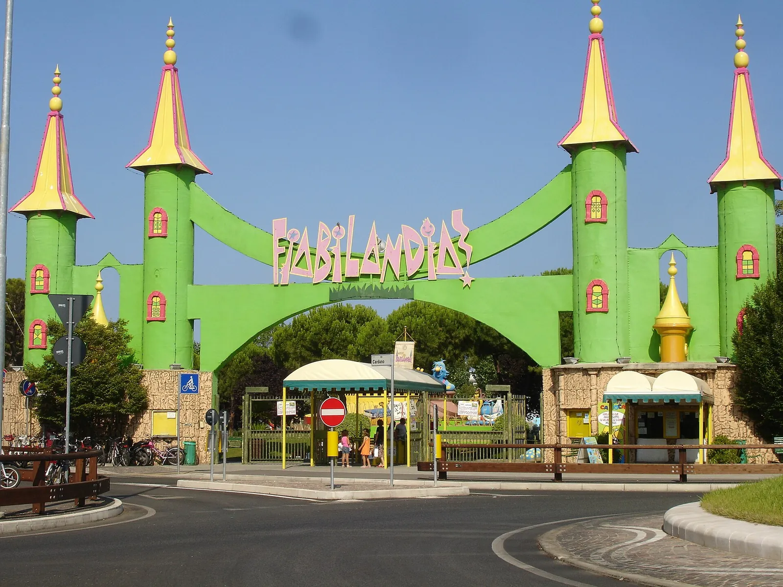 L'ingresso di Fiabilandia a Rivazzurra di Rimini, con il portale a forma di castello verde.