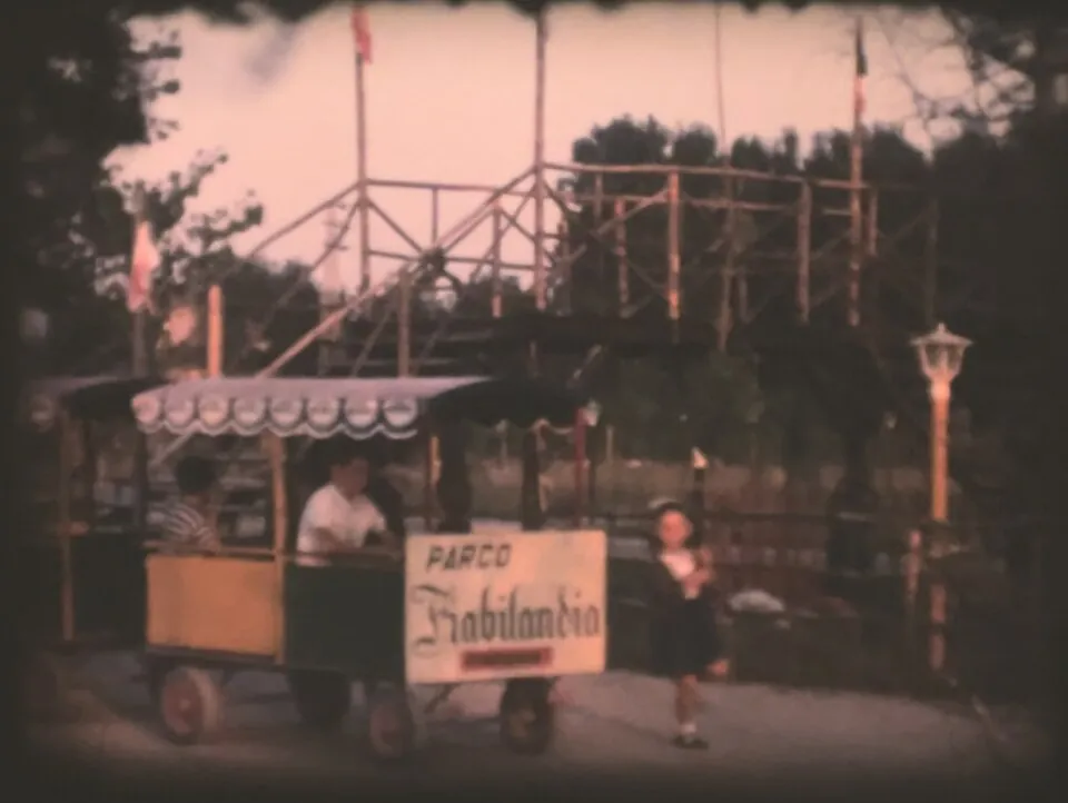 Foto storica a colori sbiaditi: il trenino Fiabilandia Express e un chiosco 'Parco Fiabilandia' nell'anno di apertura (originale 997 px, qui 960 px; figure umane piccole e non riconoscibili).