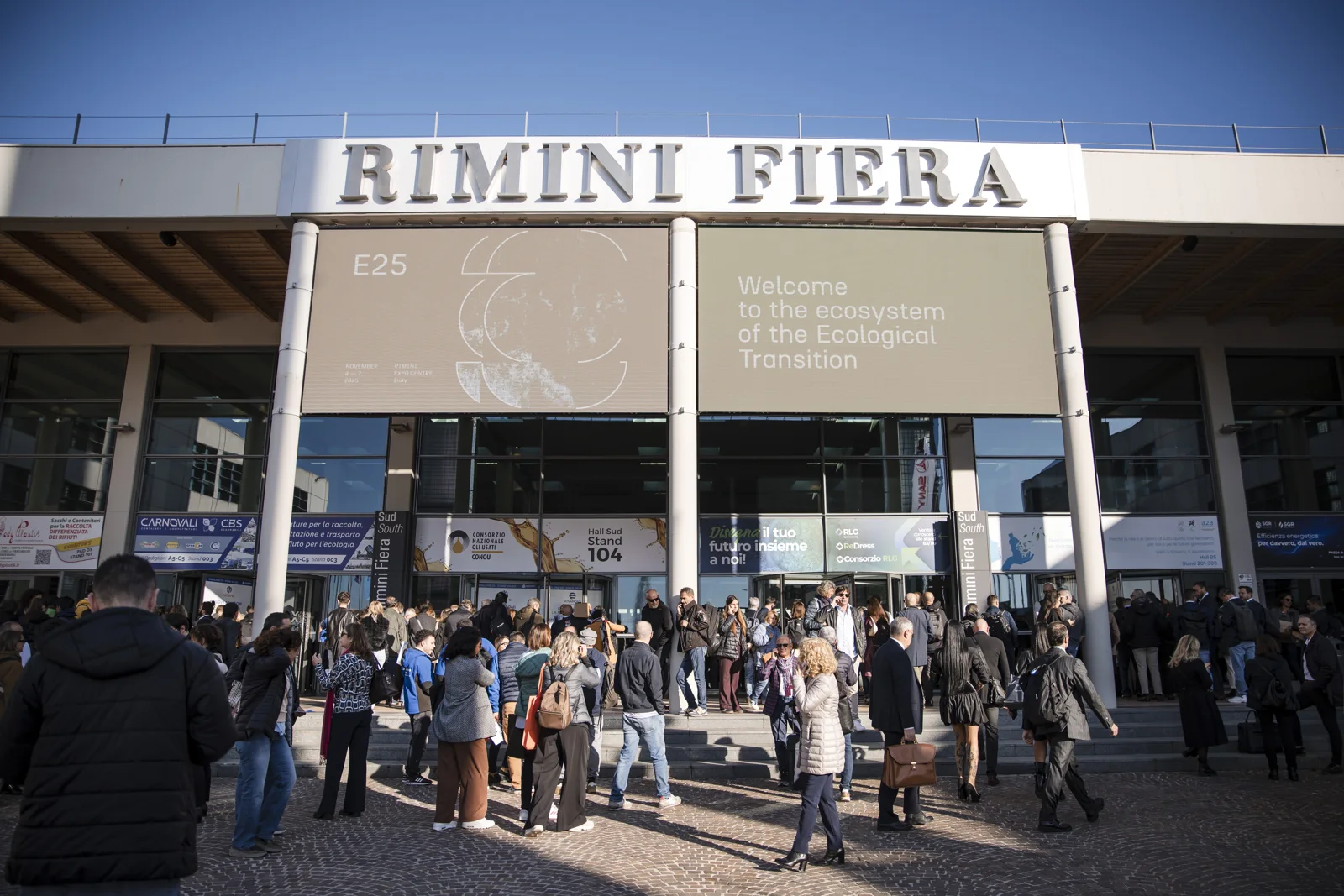 Návštěvníci u jižního vchodu výstaviště Rimini Fiera během Ecomonda