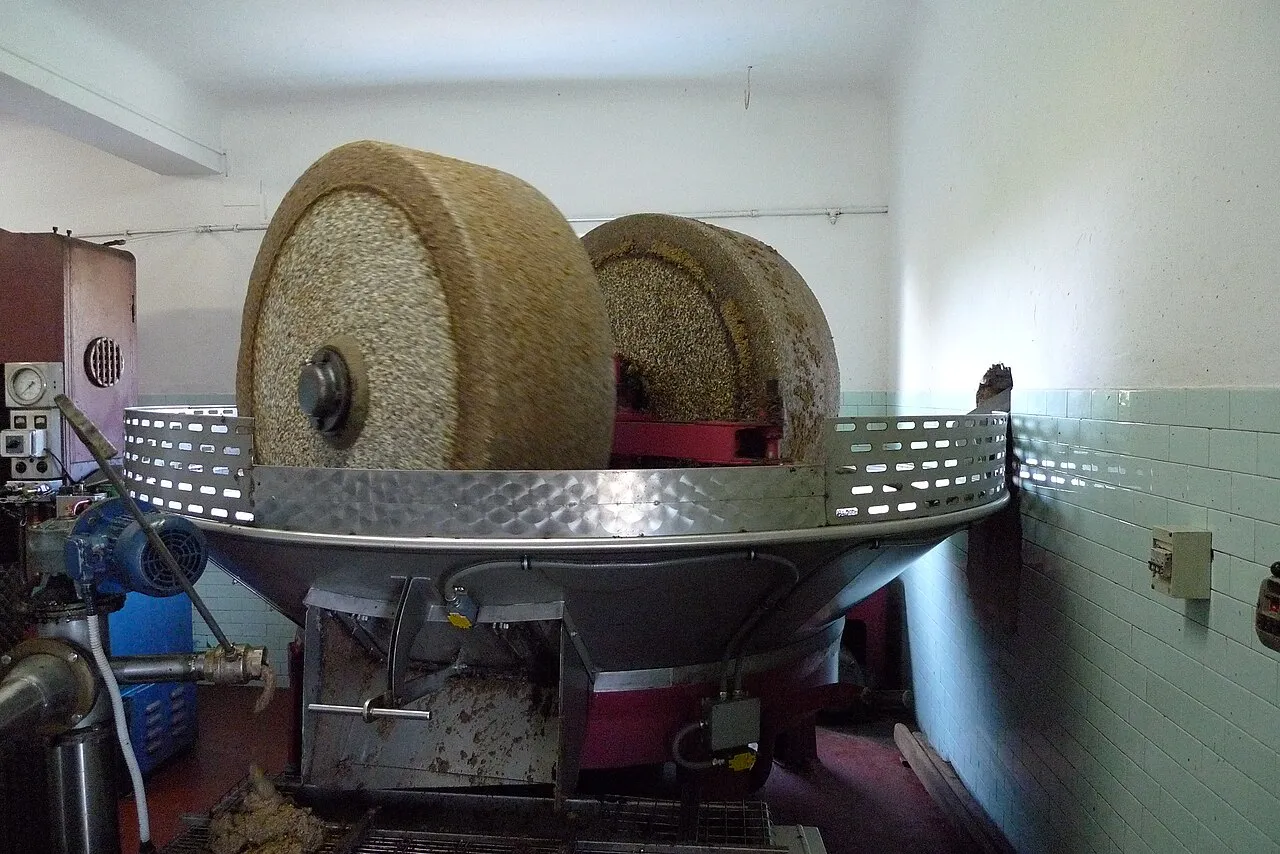 Le macine in pietra di un frantoio per le olive