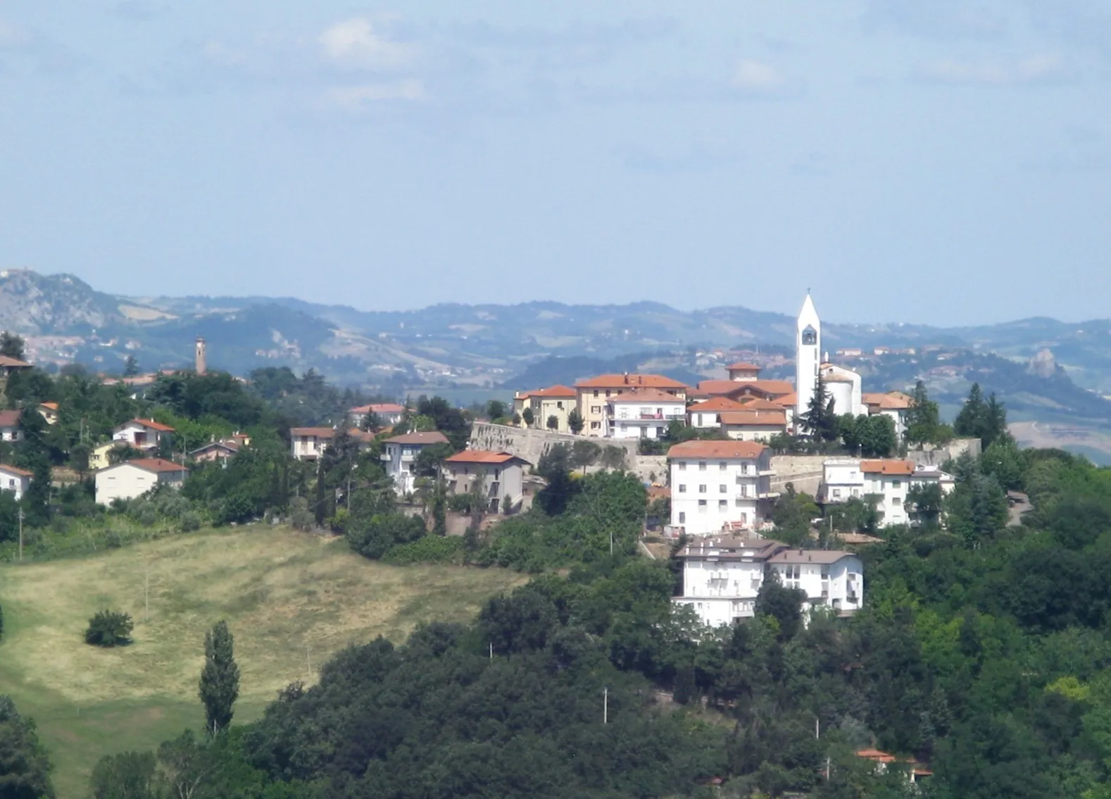 Il paese di Gemmano in cima alla collina, nella Valle del Conca