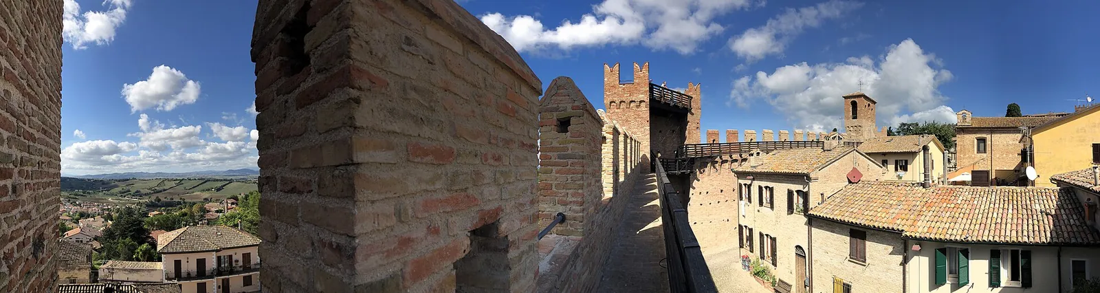 Panorama dai camminamenti sulle mura di Gradara, tra torri e tetti del borgo.