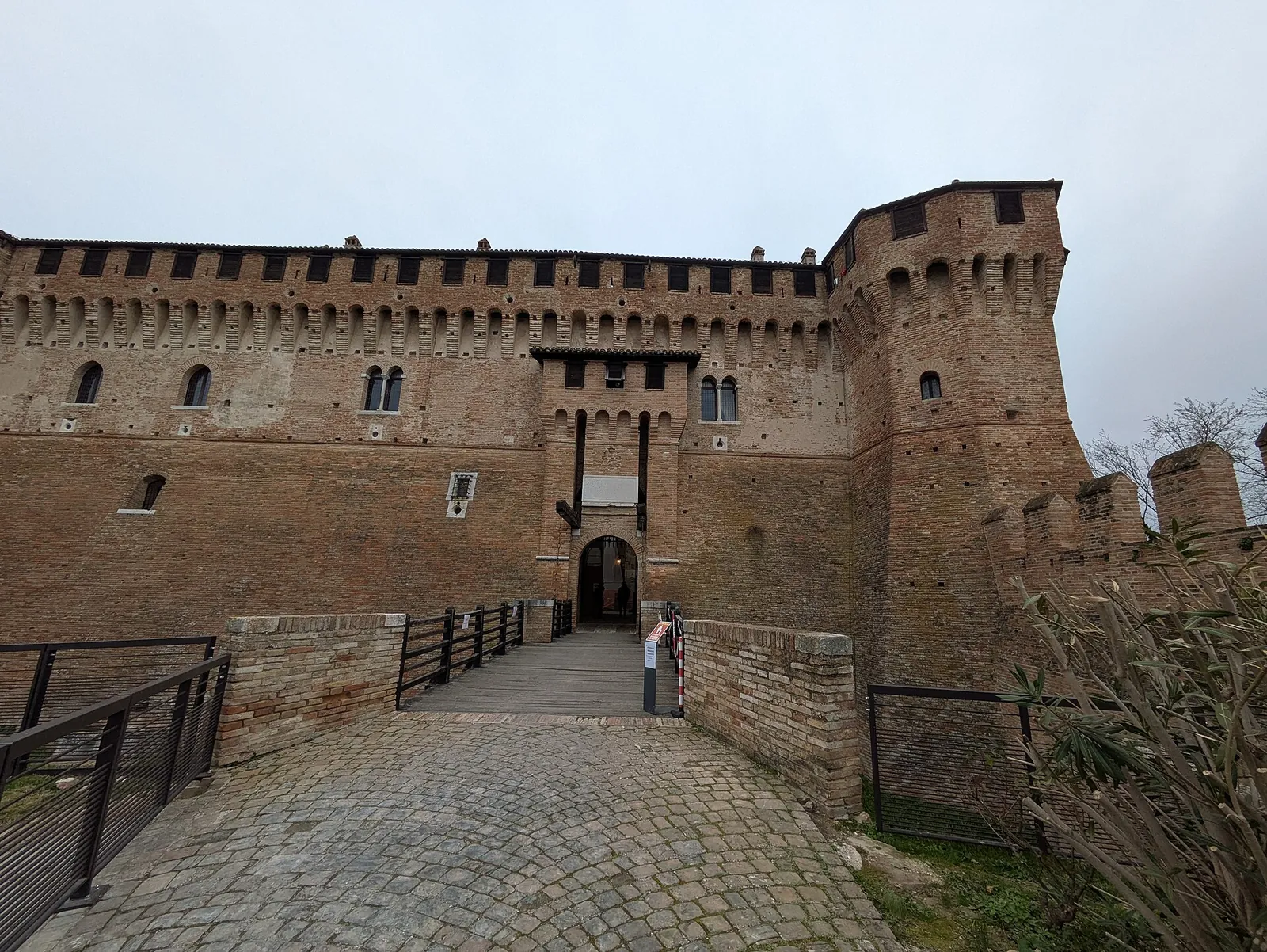 L’ingresso della Rocca di Gradara con il ponte levatoio e il mastio.