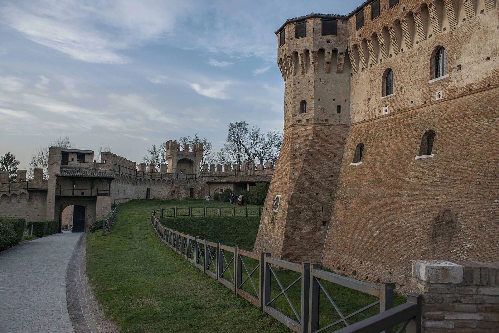 Un torrione della Rocca e la cinta muraria interna del castello di Gradara.