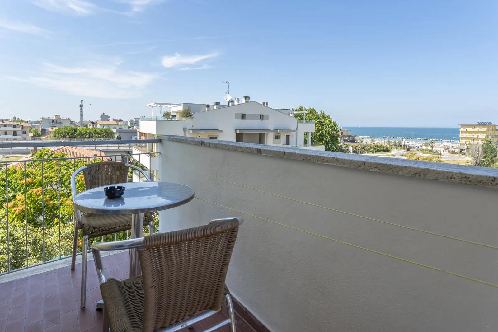 Výhled na moře z balkonu pokoje v Hotelu Viking