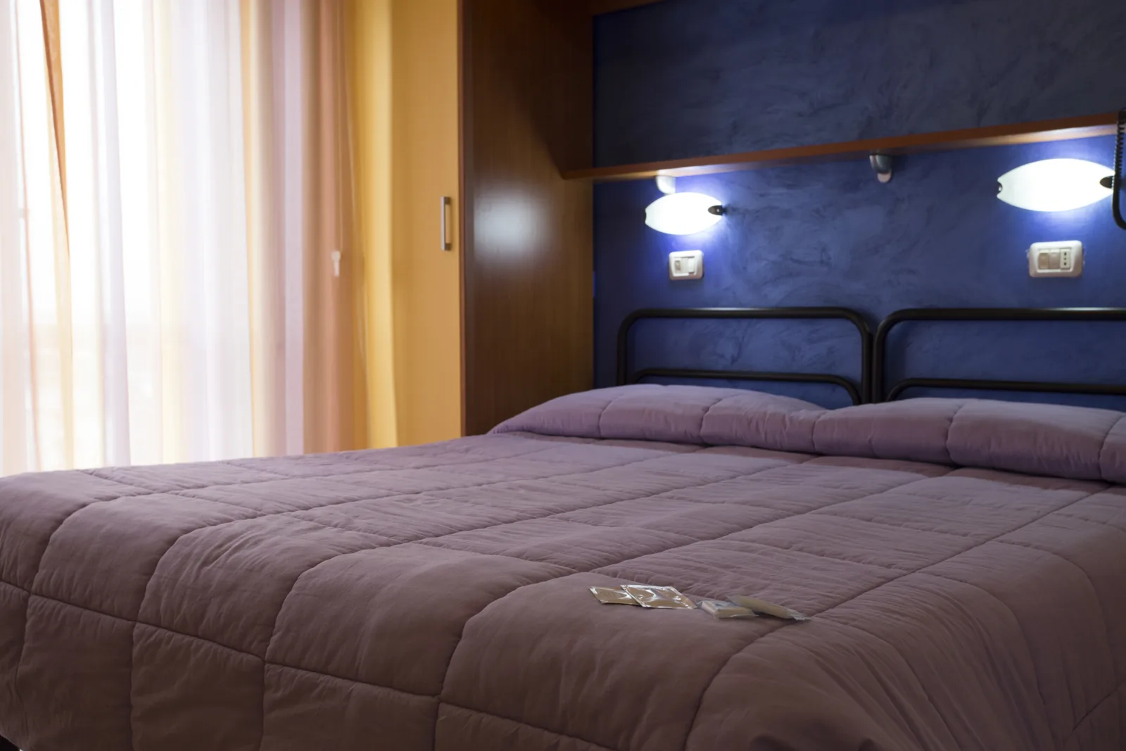 Pokoj s manželskou postelí v Hotelu Viking s modrým čelem postele