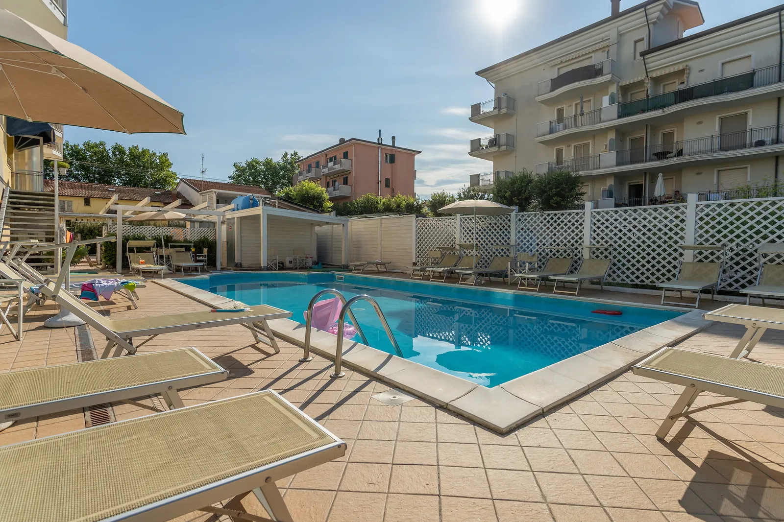 Basen Hotelu Viking z leżakami i parasolami, w ogrodzie