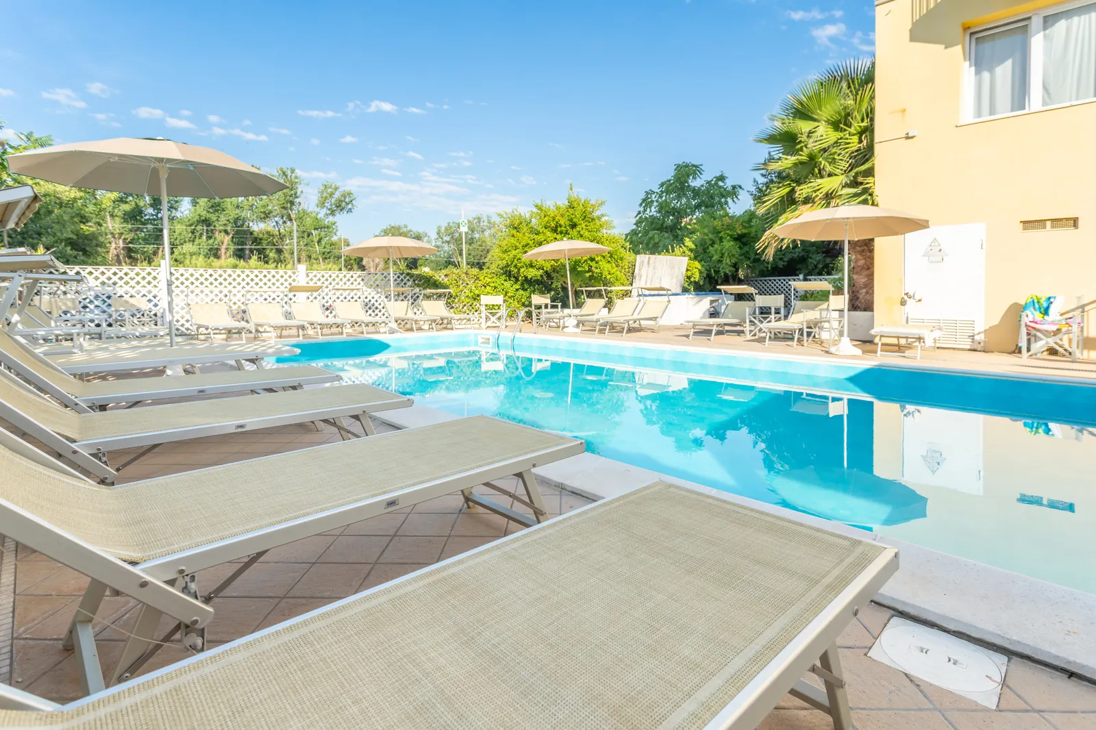 Lehátka a slunečníky u bazénu Hotelu Viking