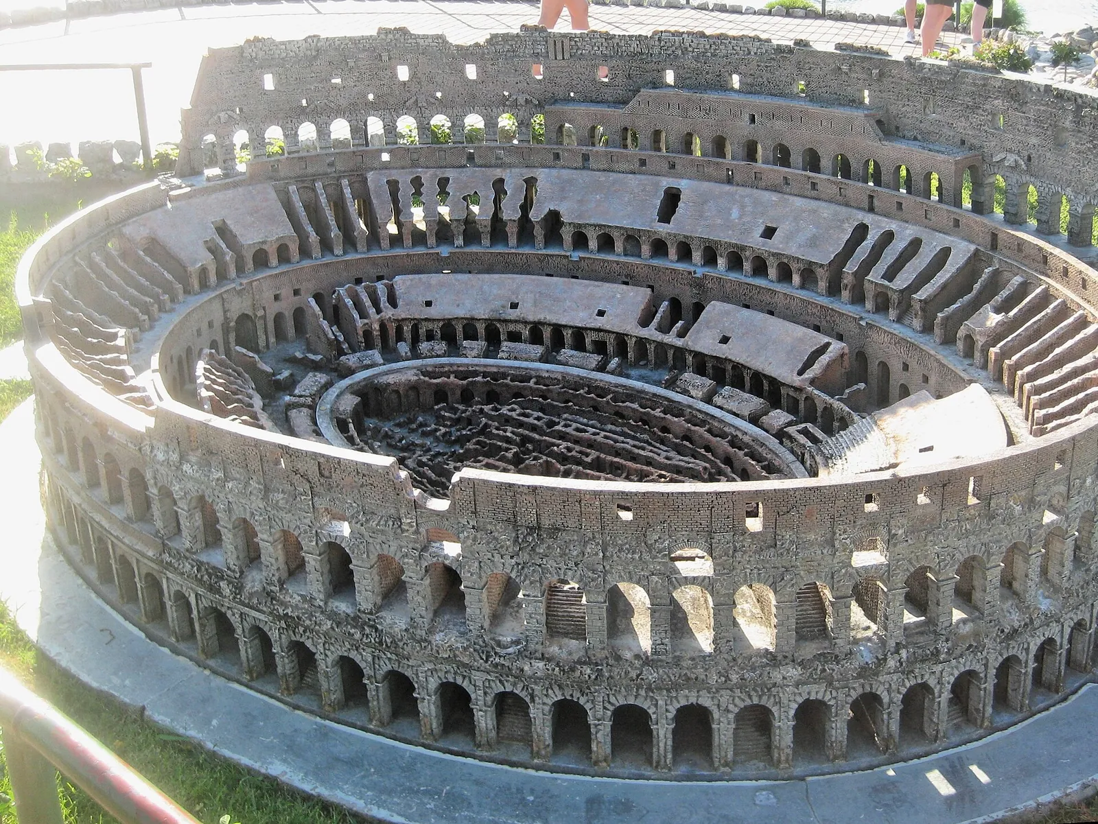 La riproduzione in miniatura del Colosseo di Roma a Italia in Miniatura.