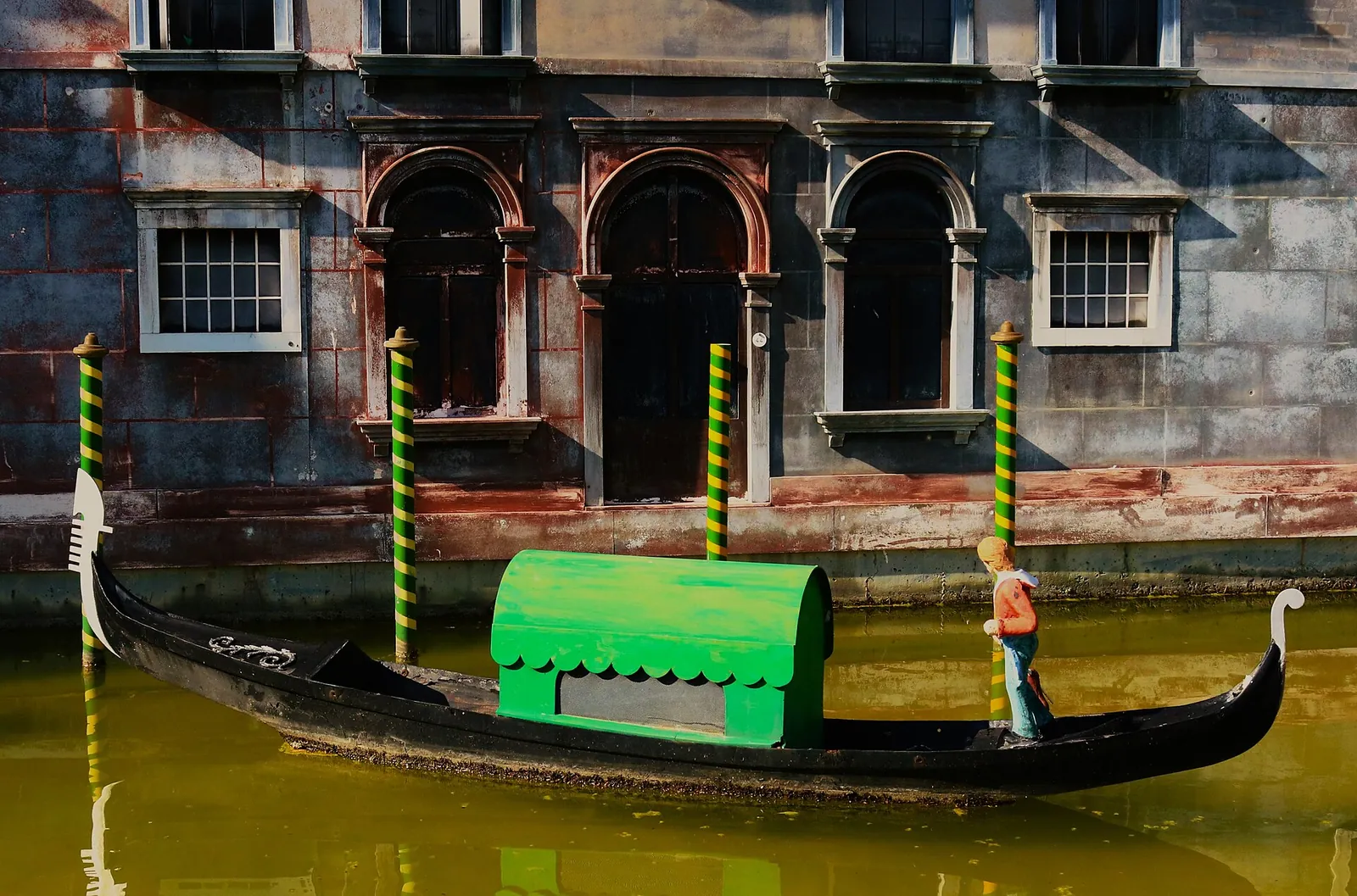 Gondola e palazzo veneziano nell'area Venezia in miniatura del parco.