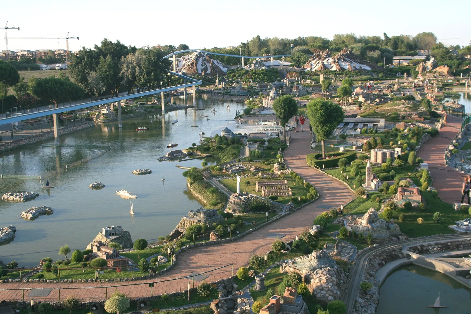 Veduta panoramica dall'alto del parco Italia in Miniatura con i canali, i vialetti e la monorotaia sullo sfondo.