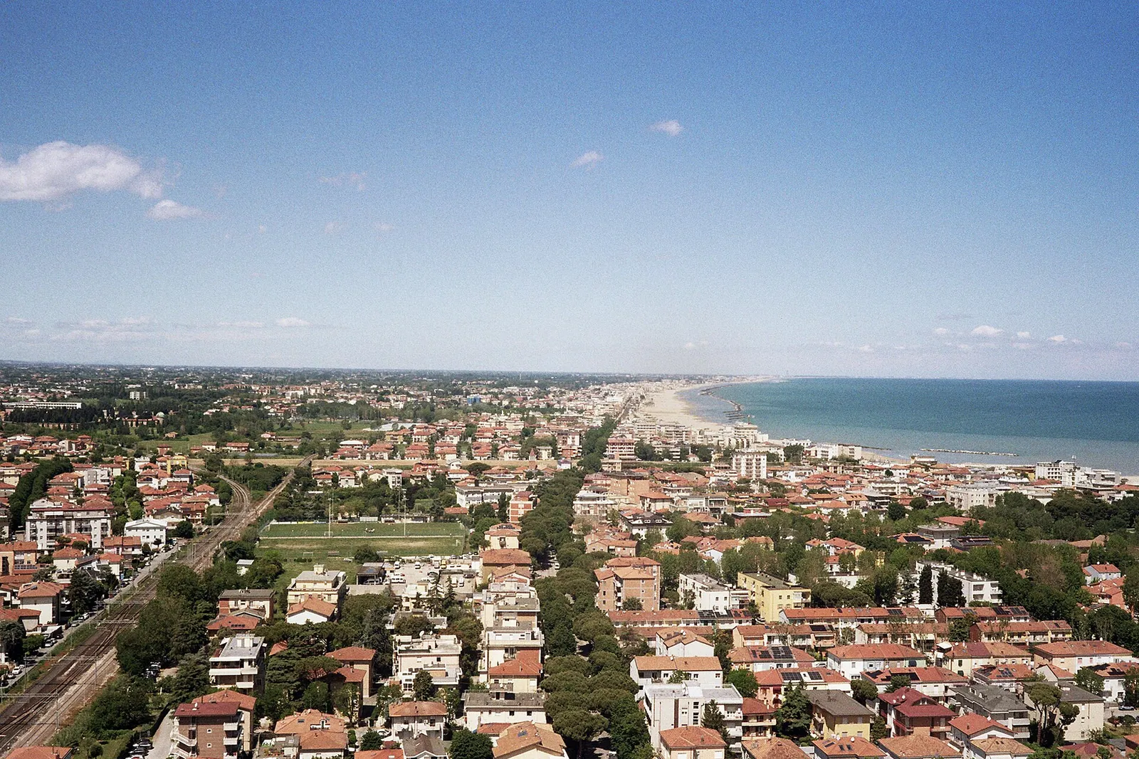 Il litorale di Rimini visto dall'alto del Grattacielo, con la lunga spiaggia sabbiosa