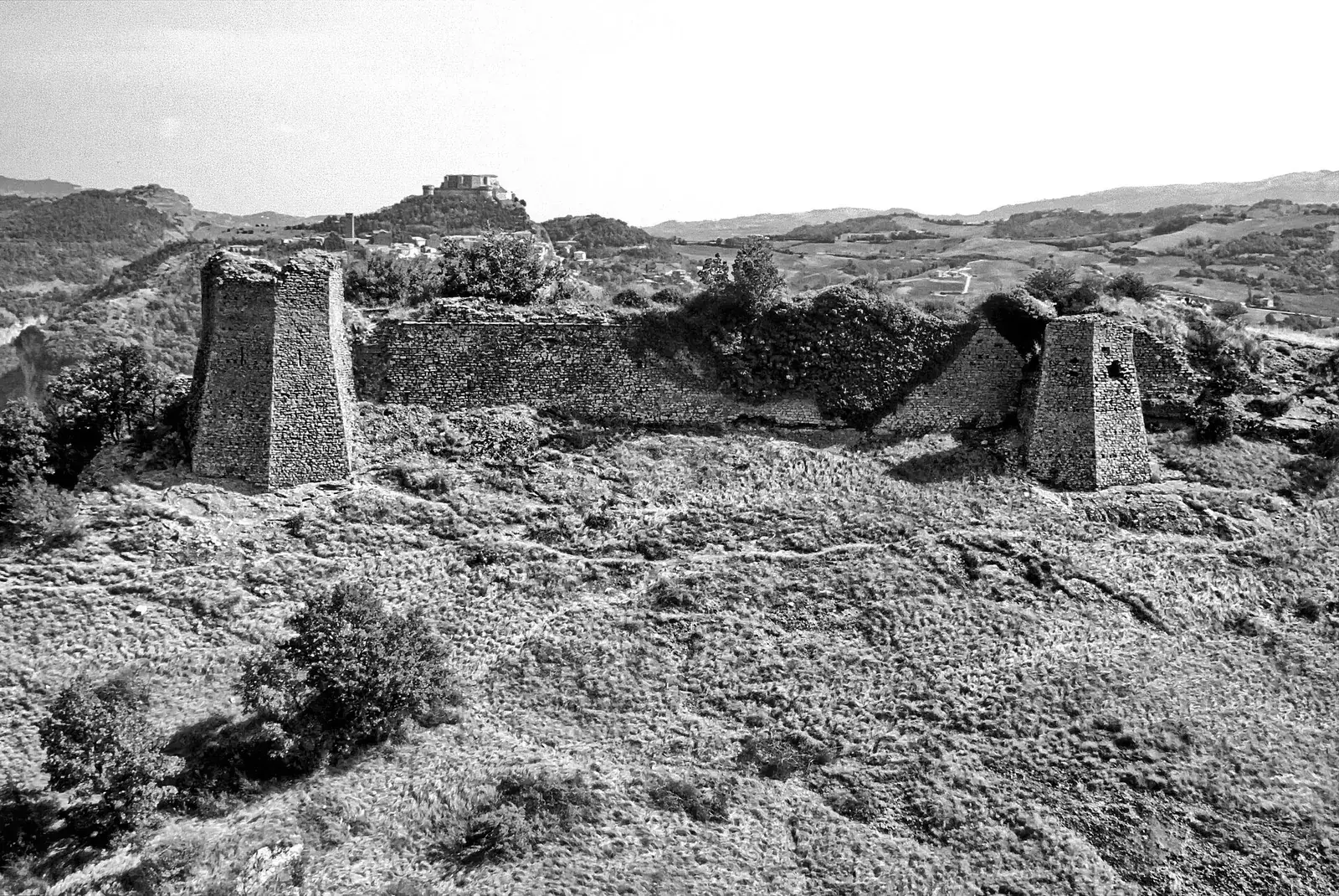Resti della rocca di Maiolo sulla rupe, con la rupe di San Leo in lontananza