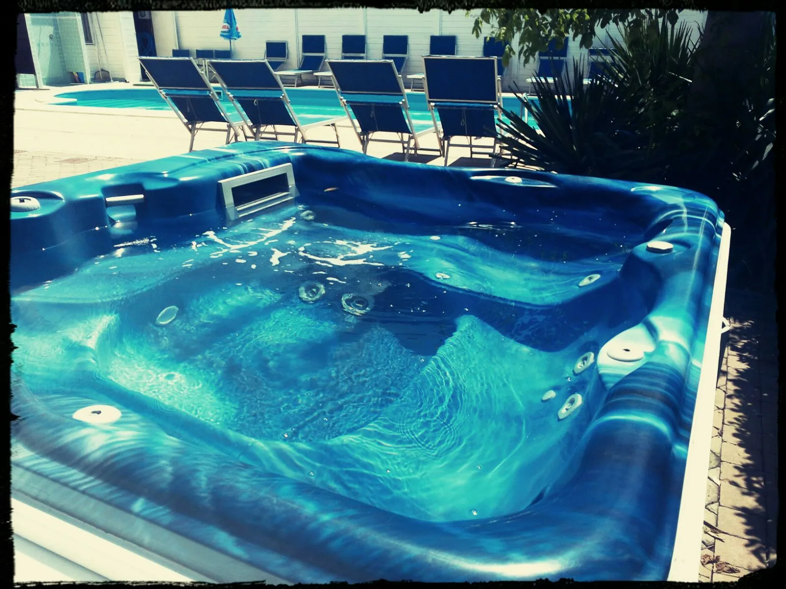 Maxi Jacuzzi Hotelu Viking z czystą wodą, kilka kroków od basenu i leżaków