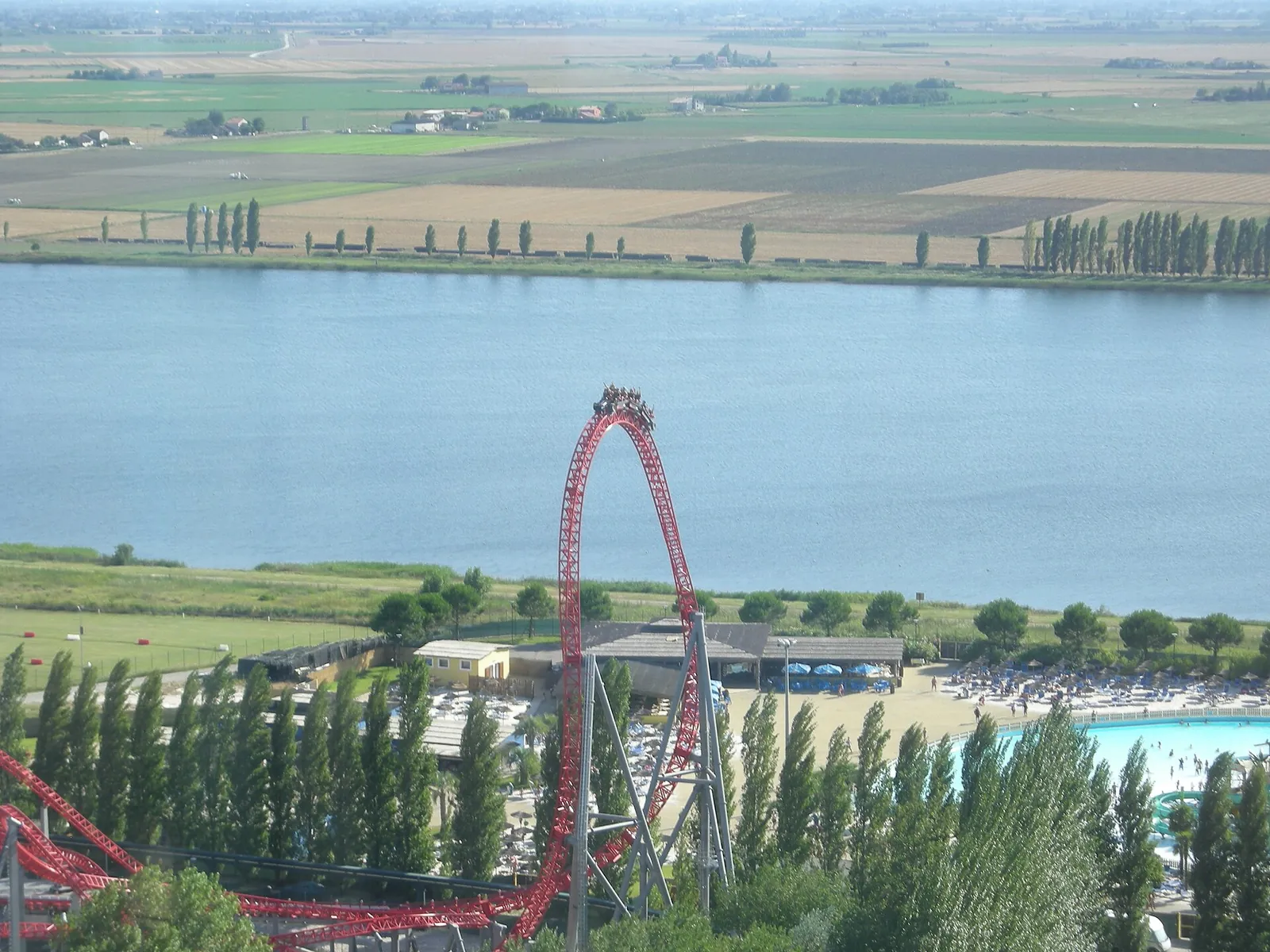 Il roller coaster iSpeed visto dalla ruota panoramica Eurowheel, con il lago e la campagna ravennate.