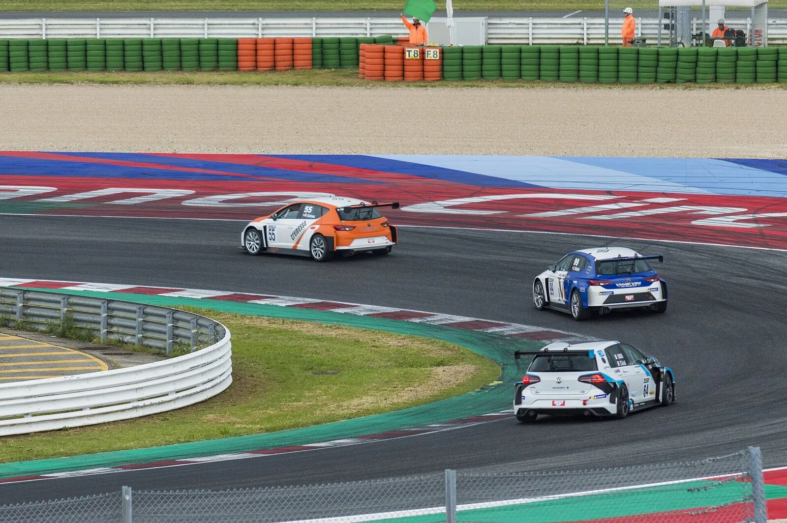 Auto da corsa in curva al Misano World Circuit, tra le vie di fuga dipinte con i colori della Riders' Land