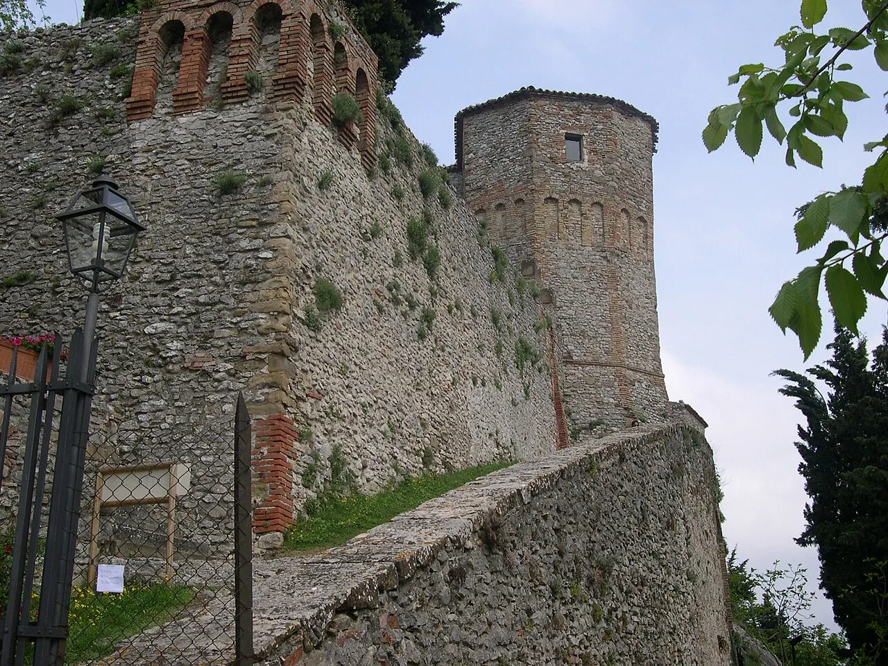 Le mura in pietra e il torrione del Castello di Montebello.