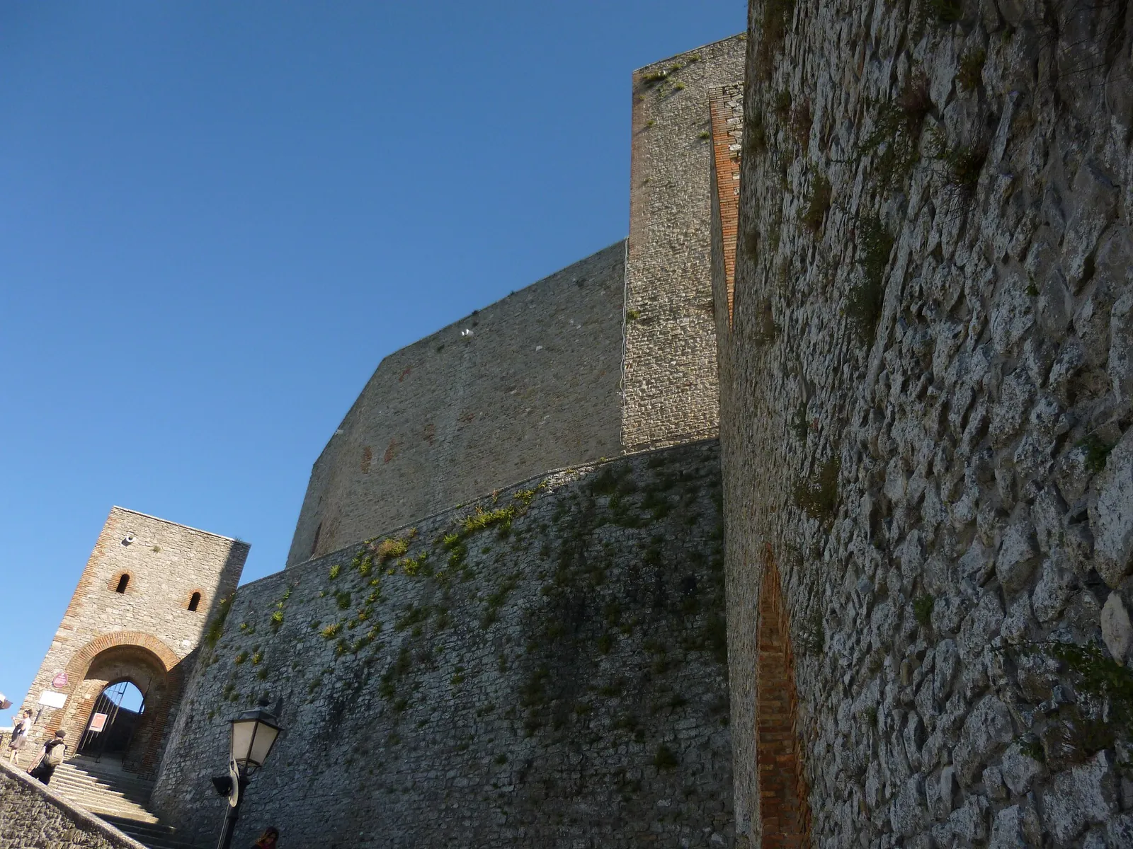 Le possenti mura della Rocca Malatestiana di Montefiore Conca