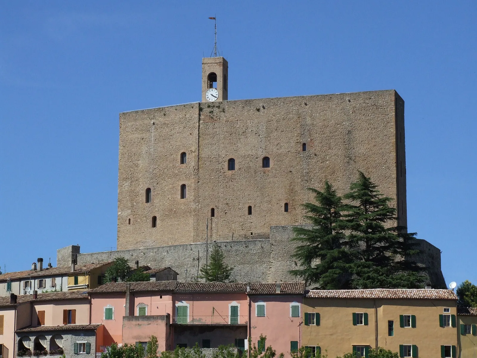 La Rocca Malatestiana di Montefiore Conca domina le case del borgo