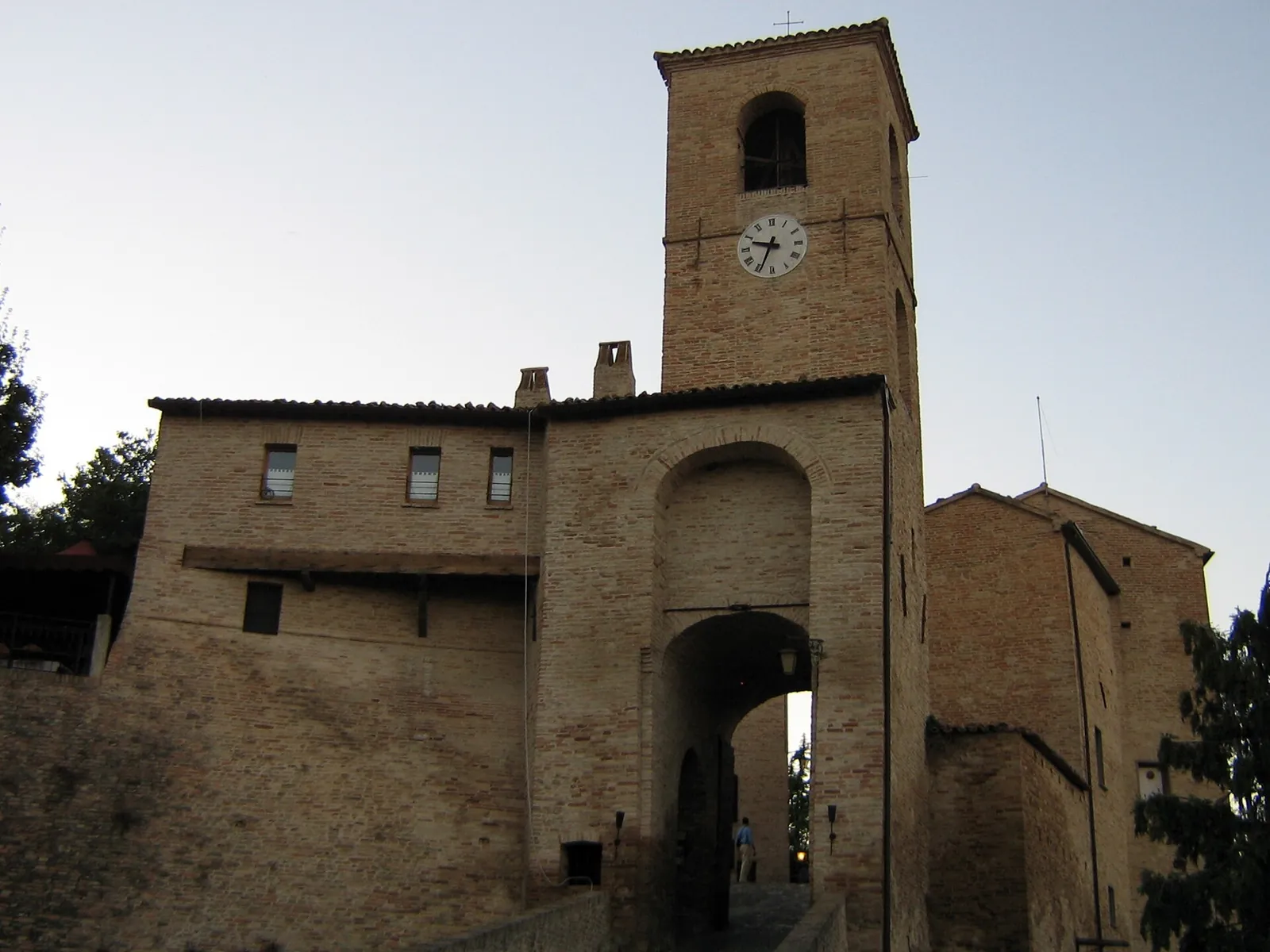 La porta-torre d'ingresso al borgo murato di Montegridolfo
