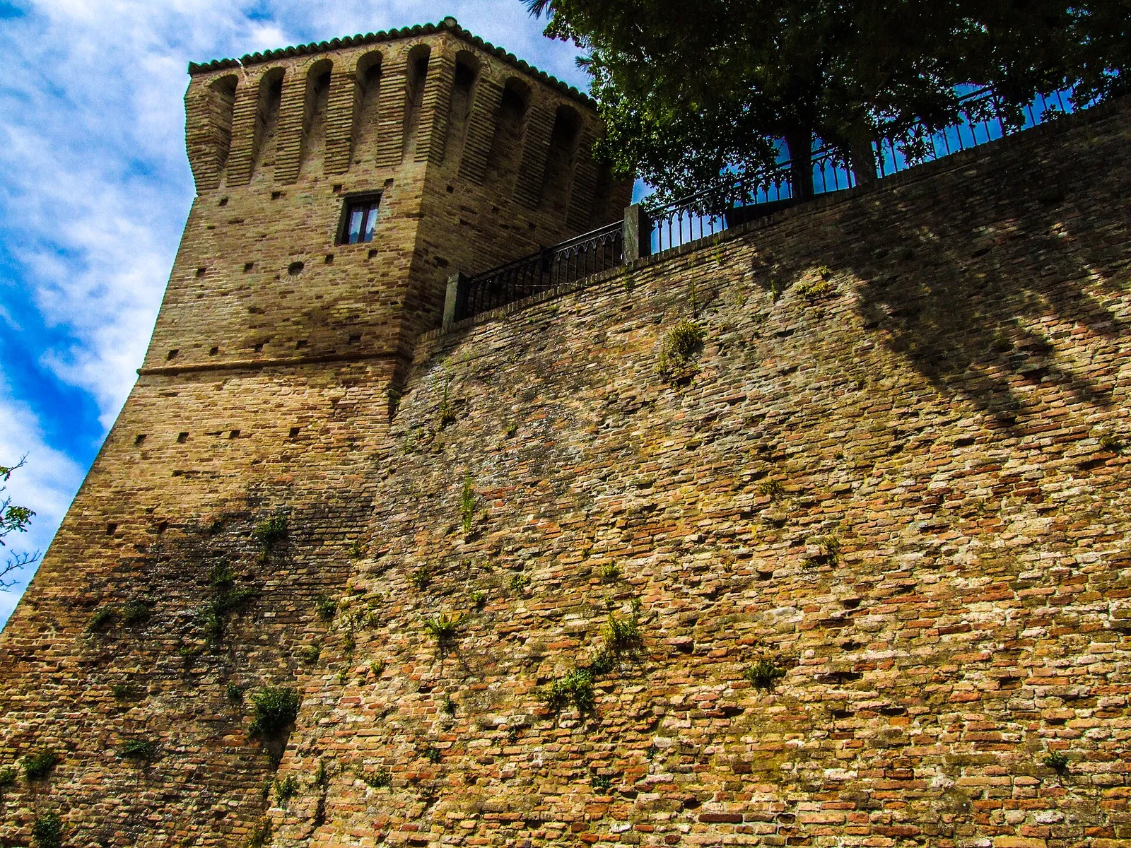 Il torrione e le mura malatestiane di Montegridolfo