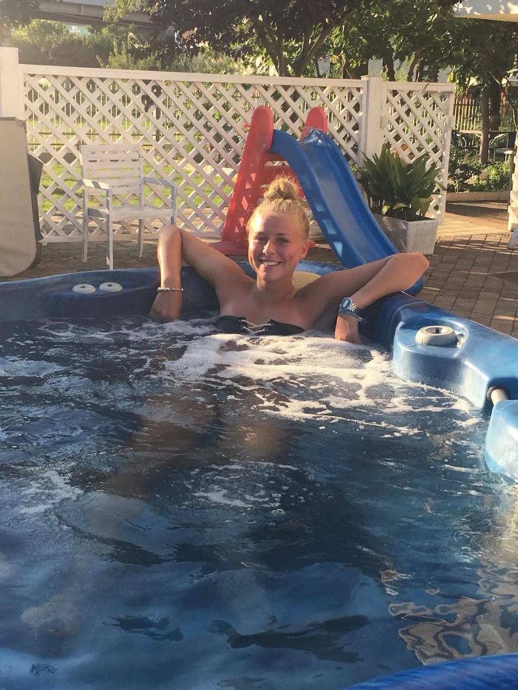 Gość relaksuje się w Maxi Jacuzzi Hotelu Viking z włączonymi dyszami, późnym popołudniem