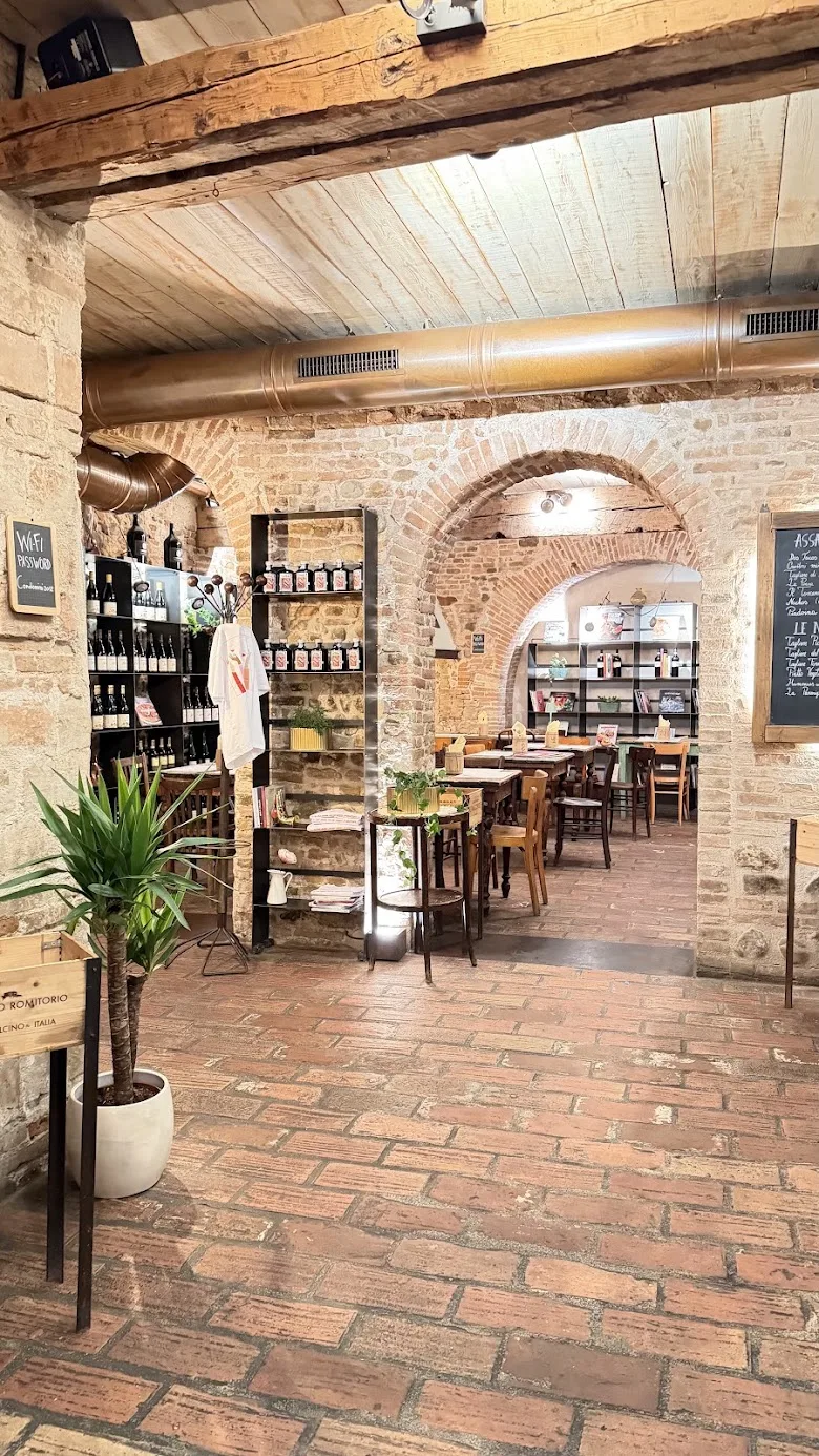 Der Gastraum einer Osteria in der Altstadt von Santarcangelo, mit Ziegelbögen und Weinregalen