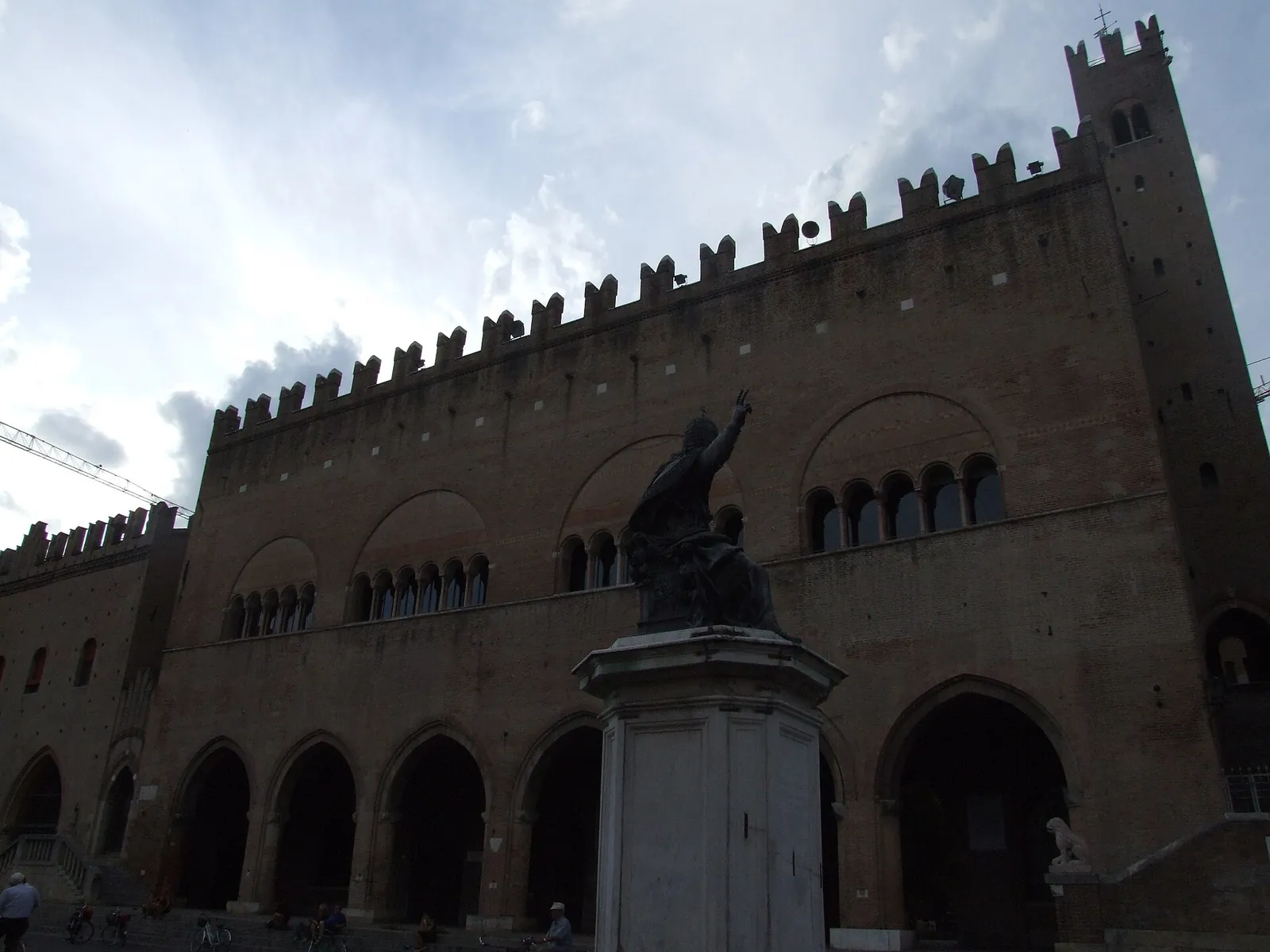 Il Palazzo dell'Arengo con la merlatura e la statua di Paolo V in primo piano