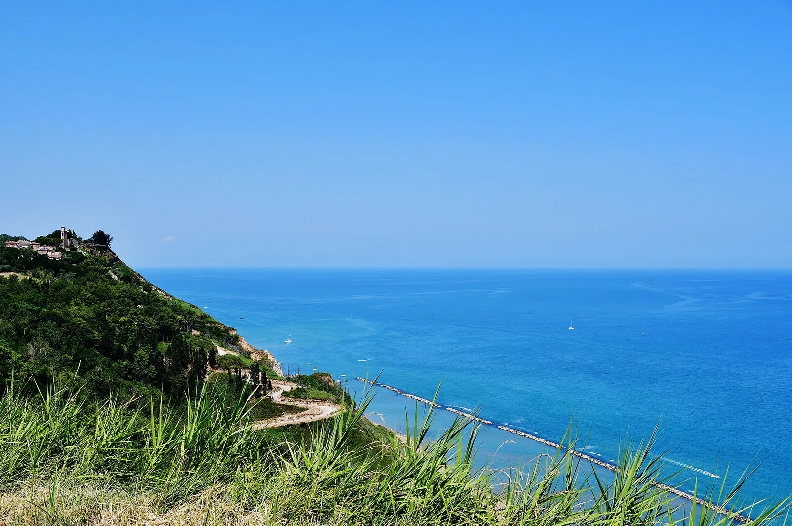 Das Dorf Fiorenzuola di Focara am Rand der Steilküste des Parco San Bartolo, hoch über der Adria