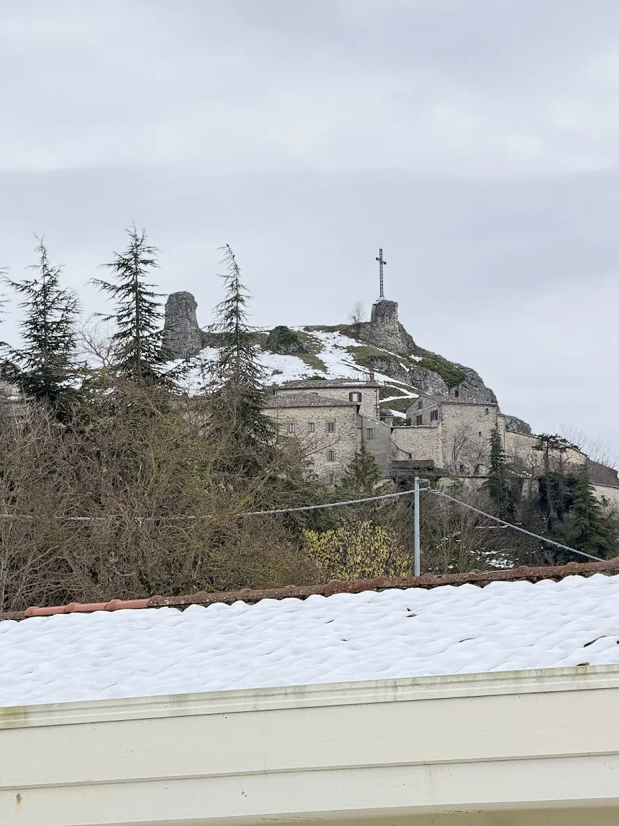Der Roccione von Pennabilli mit dem Kreuz und den Resten der Burg, über den Steinhäusern des Dorfes