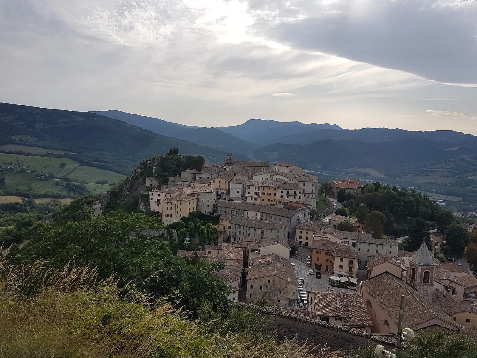 Veduta del centro storico di Pennabilli e delle colline dell’Alta Valmarecchia.