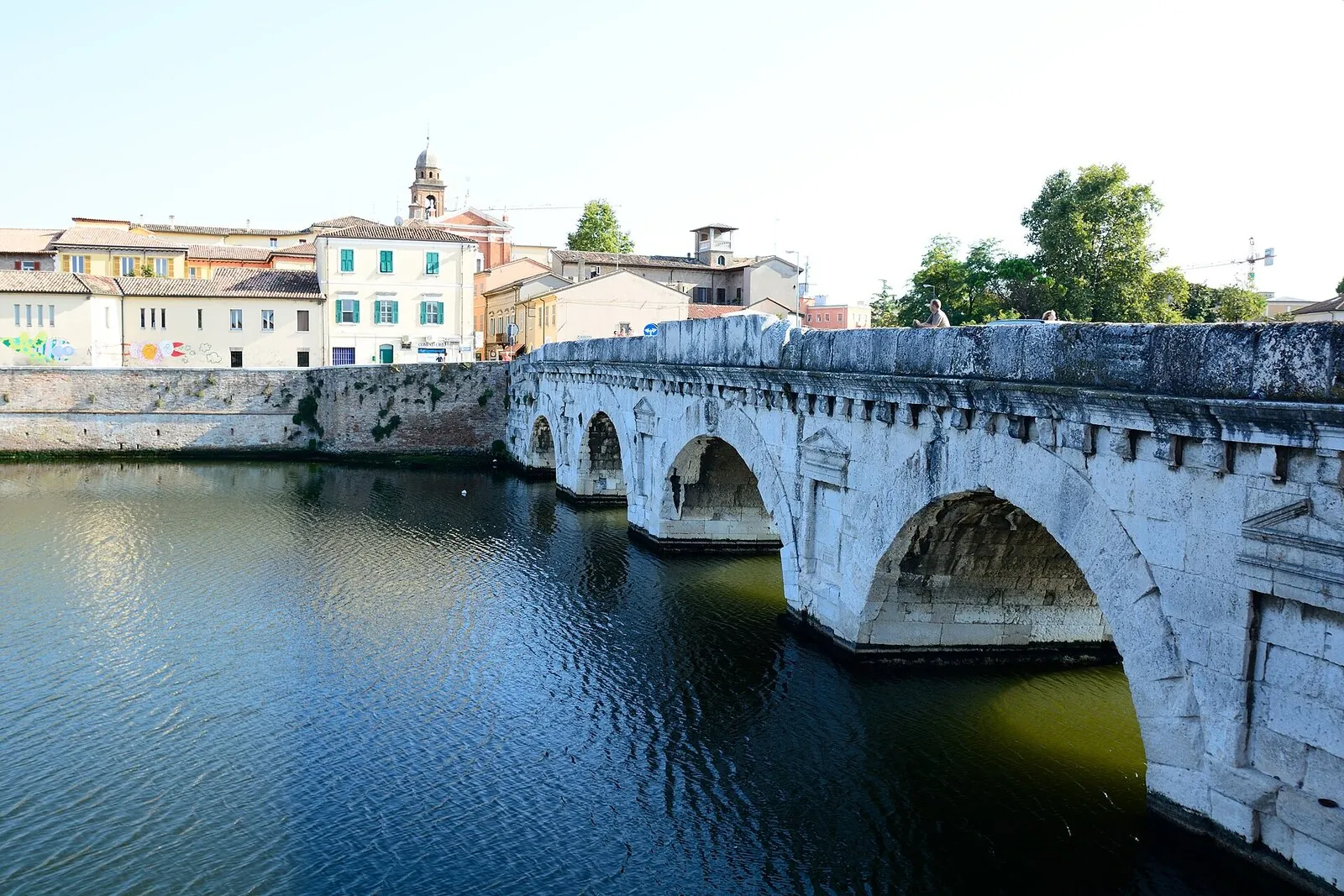 Le arcate in pietra d'Istria del Ponte di Tiberio viste dall'estremità nord, con il centro storico sullo sfondo