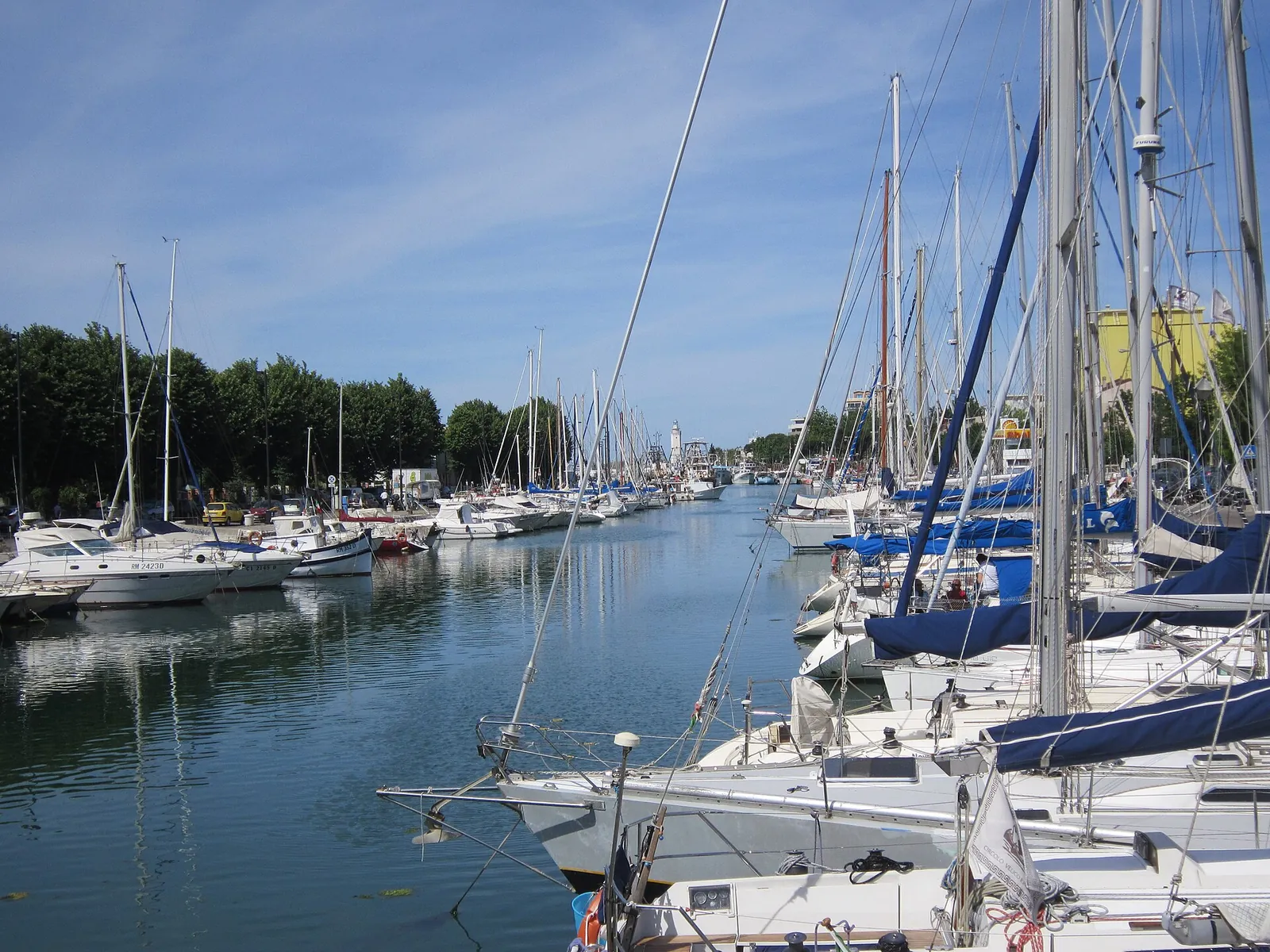 Barche a vela ormeggiate lungo il porto canale di Rimini