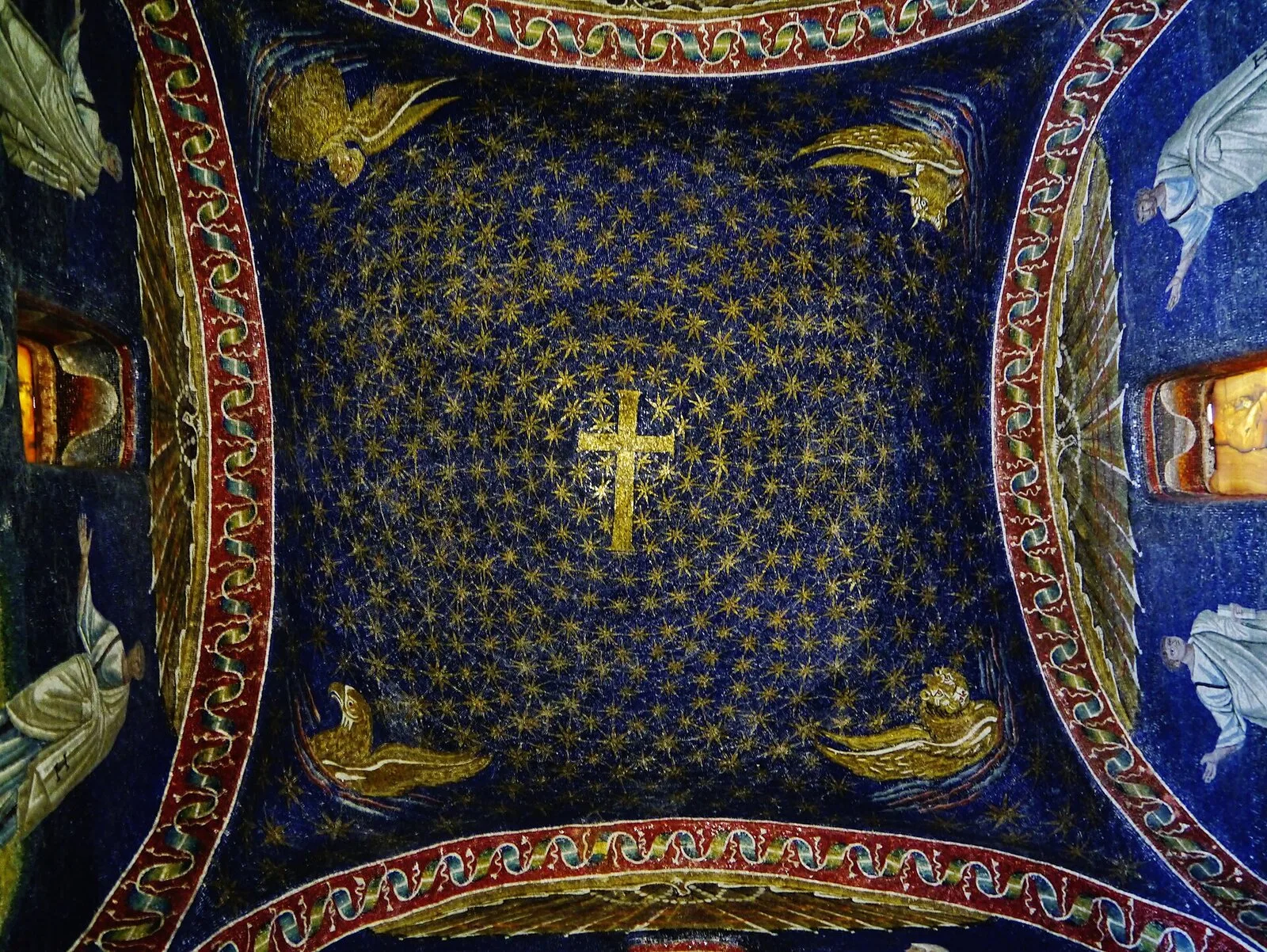 Die blaue Kuppel des Mausoleums der Galla Placidia mit dem goldenen Sternenhimmel und dem Kreuz in der Mitte