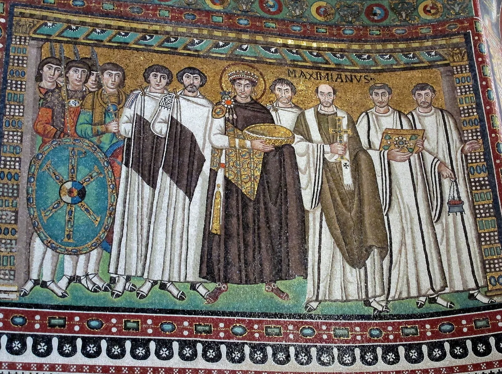 Das Mosaik von Kaiser Justinian mit Bischof Maximian und dem Hofstaat in der Basilika San Vitale