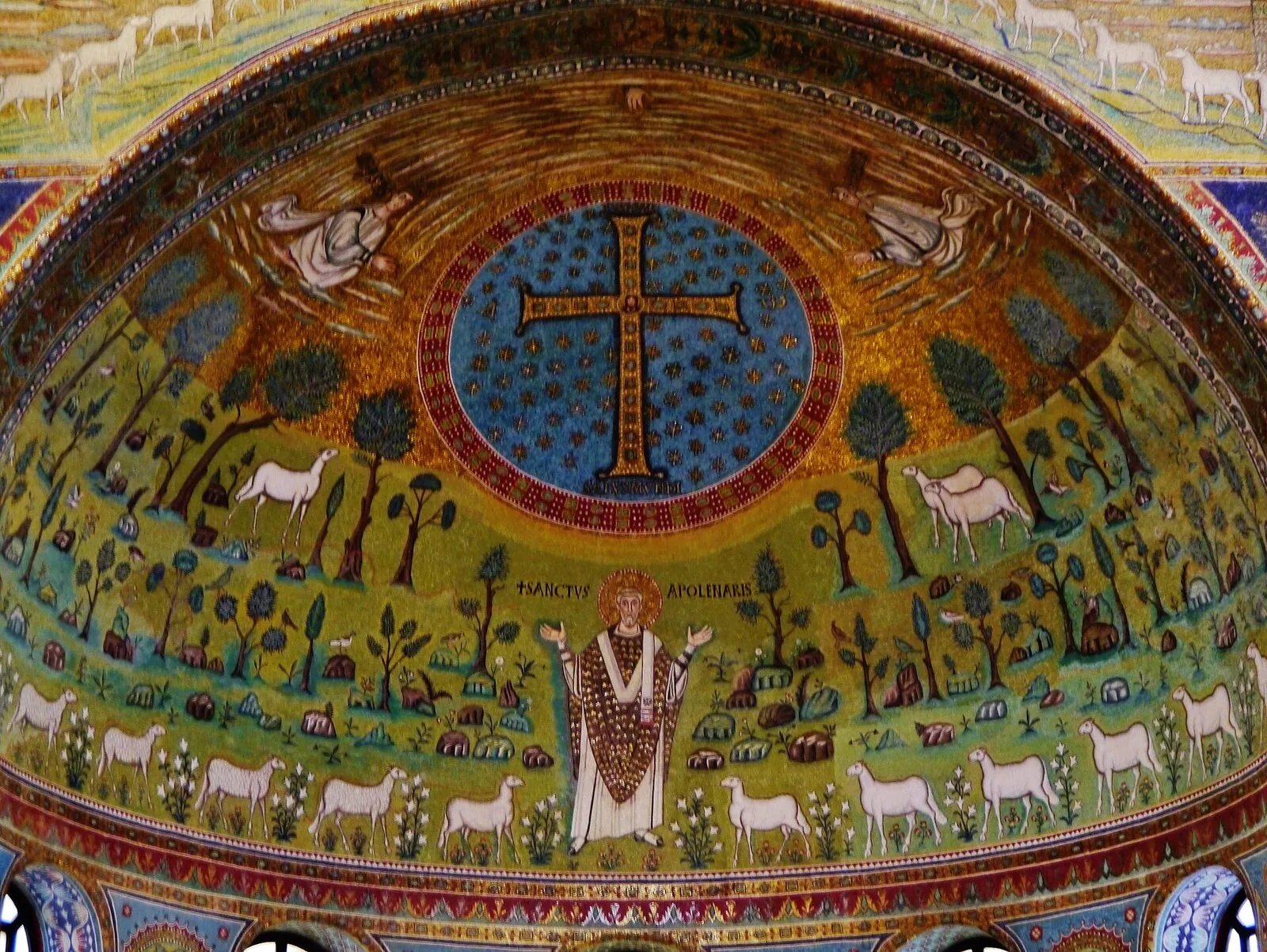Das Apsismosaik von Sant'Apollinare in Classe mit dem Edelsteinkreuz, dem betenden Heiligen und den Lämmern