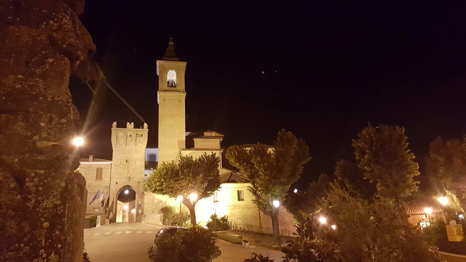Il centro storico di Saludecio illuminato di sera