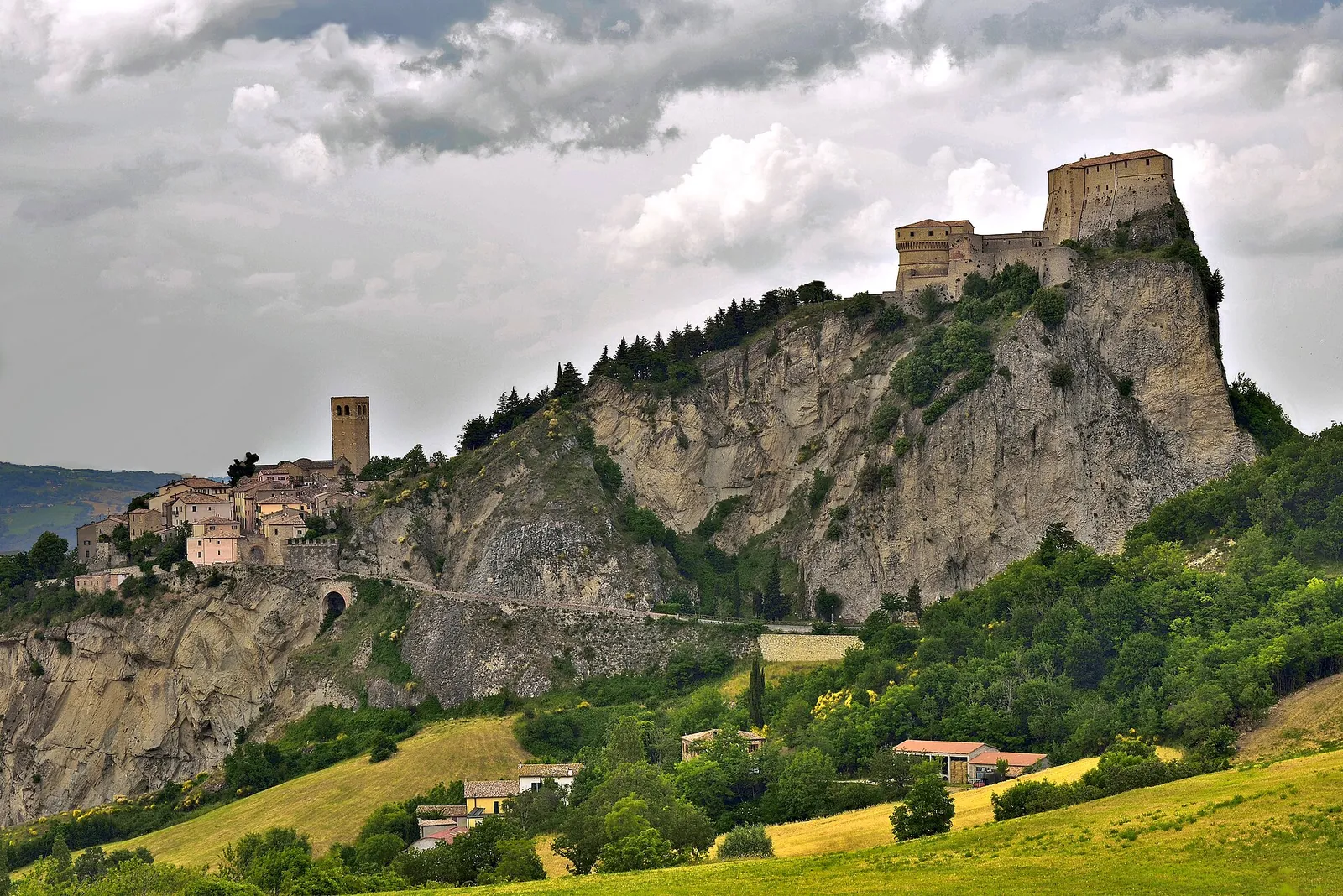 Il borgo di San Leo con la torre campanaria e la Fortezza sulla sommità del masso roccioso