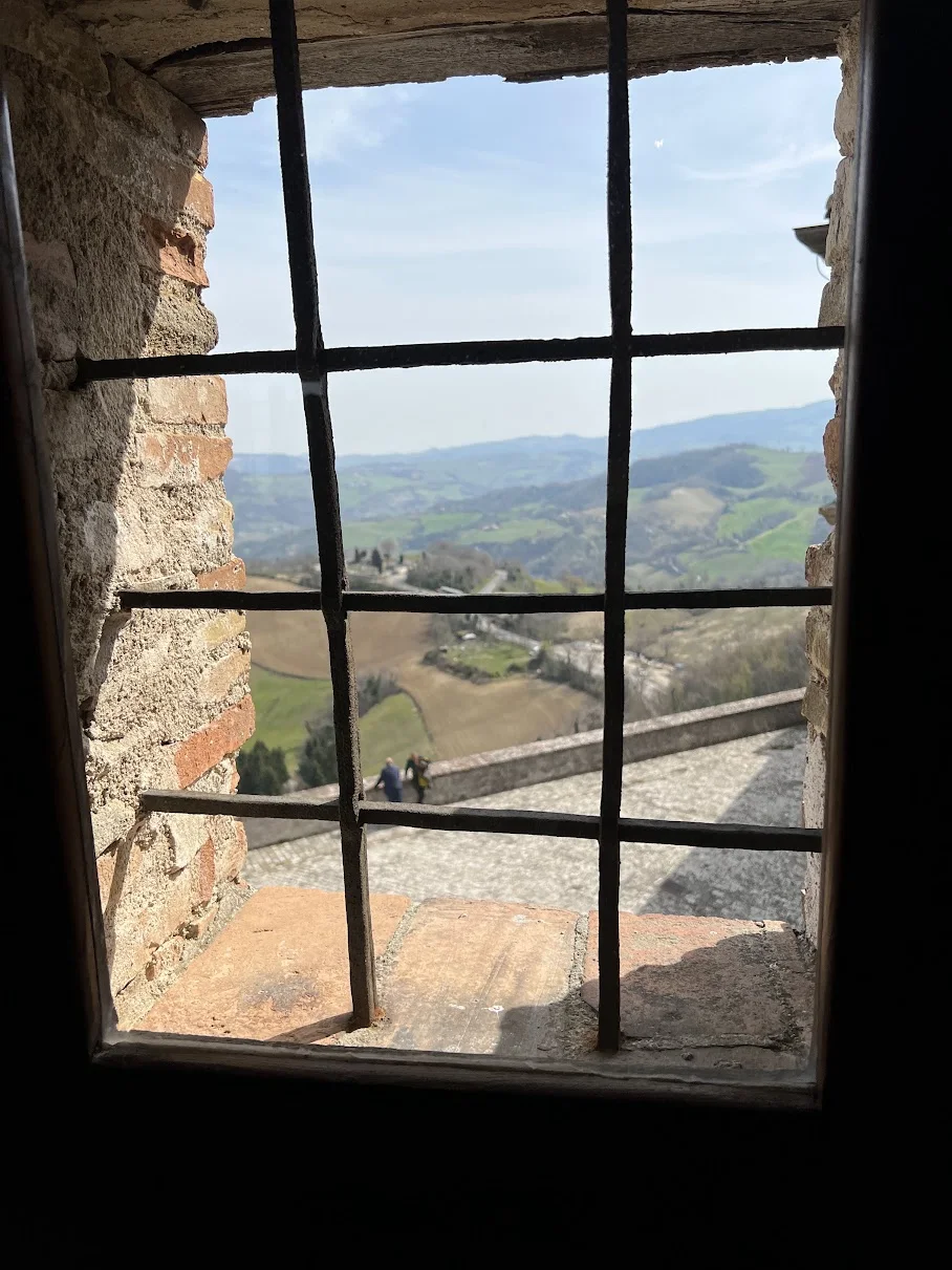 Das vergitterte Fenster der Zelle des Cagliostro in der Festung von San Leo, mit Blick auf das Valmarecchia
