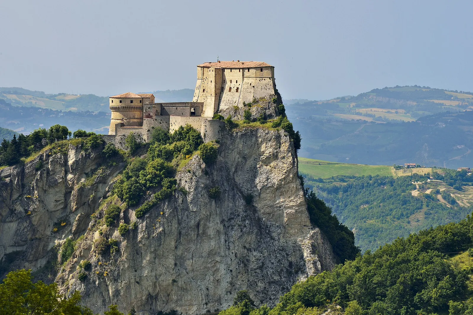 La Fortezza di San Leo arroccata sulla rupe a strapiombo, con le colline della Valmarecchia