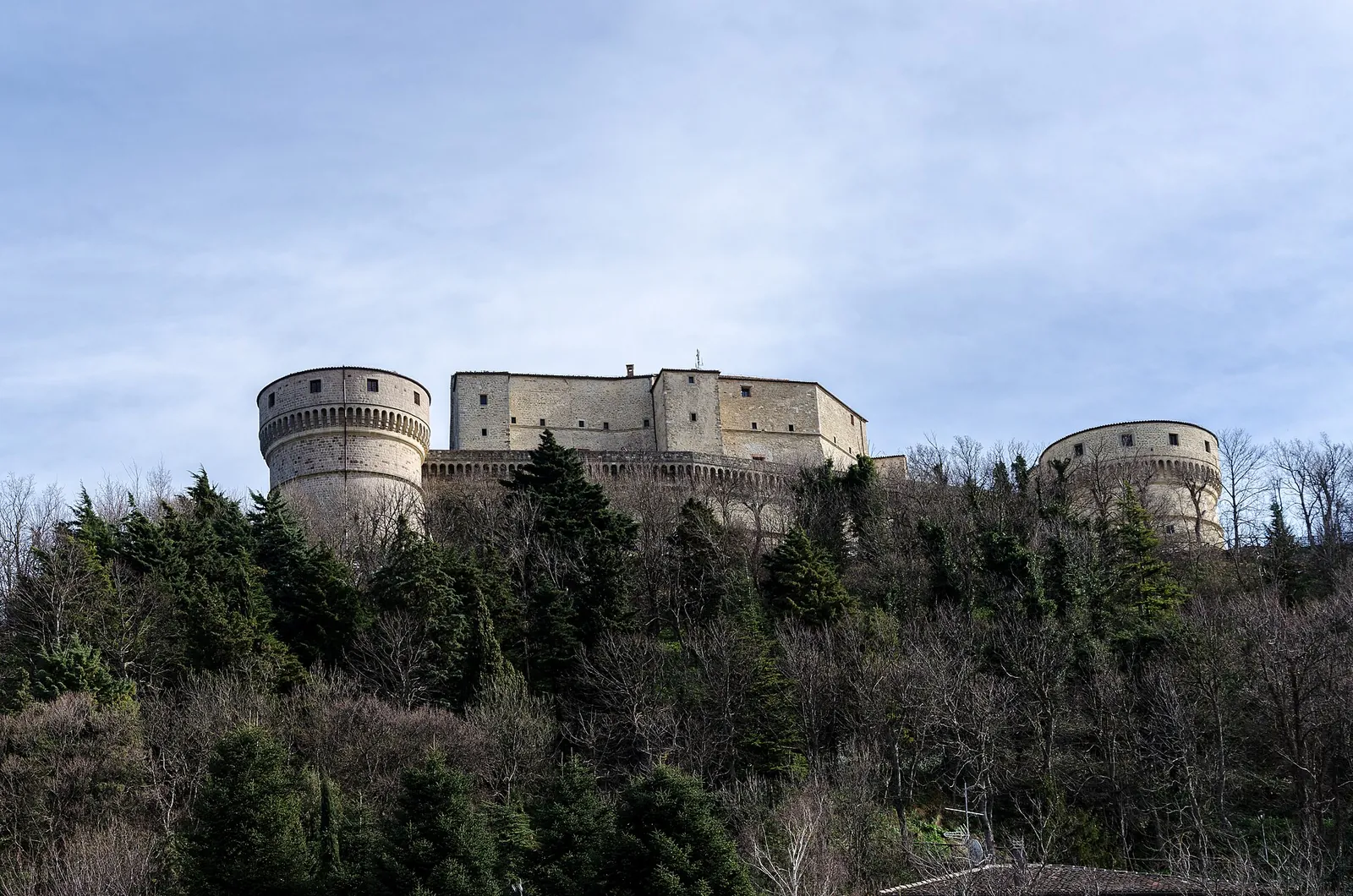 I torrioni circolari della Fortezza di San Leo visti dal paese
