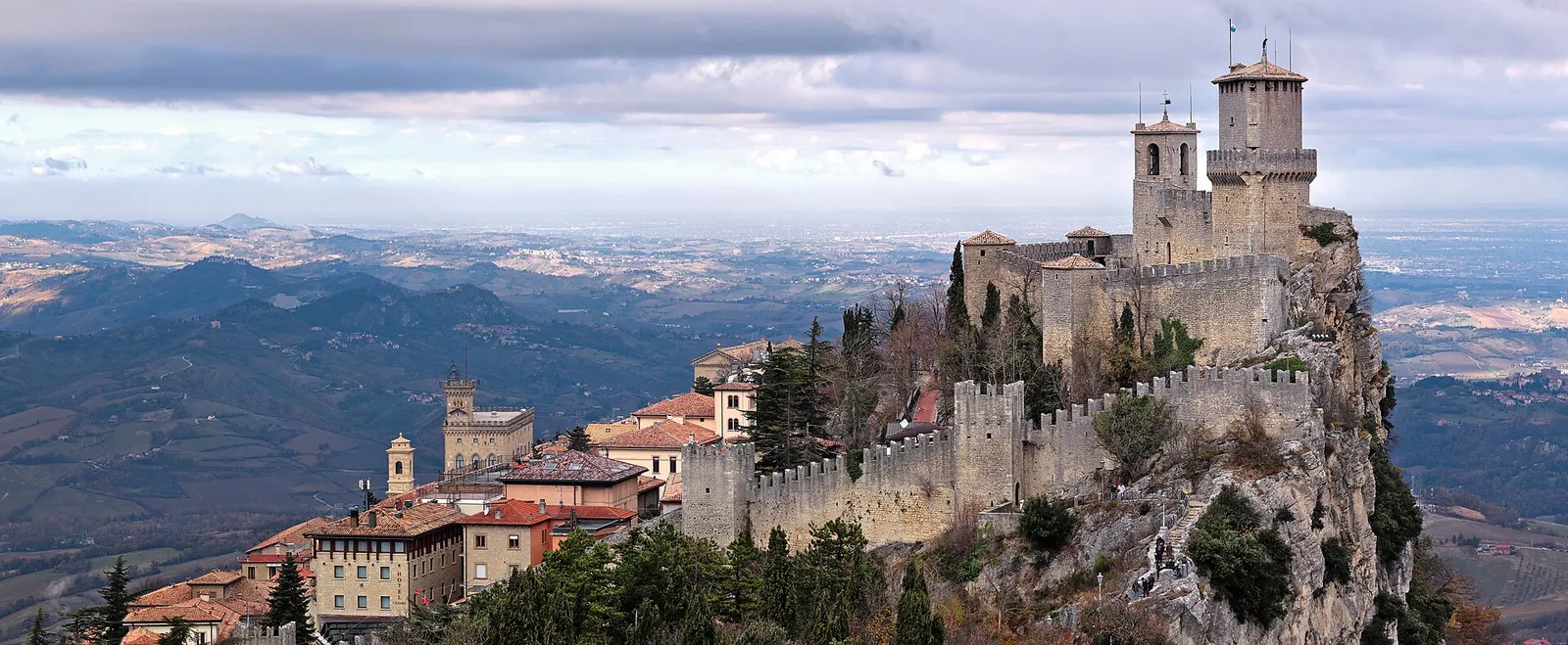 La Guaita e le mura sul Titano, con la torre del Palazzo Pubblico e i tetti del centro storico