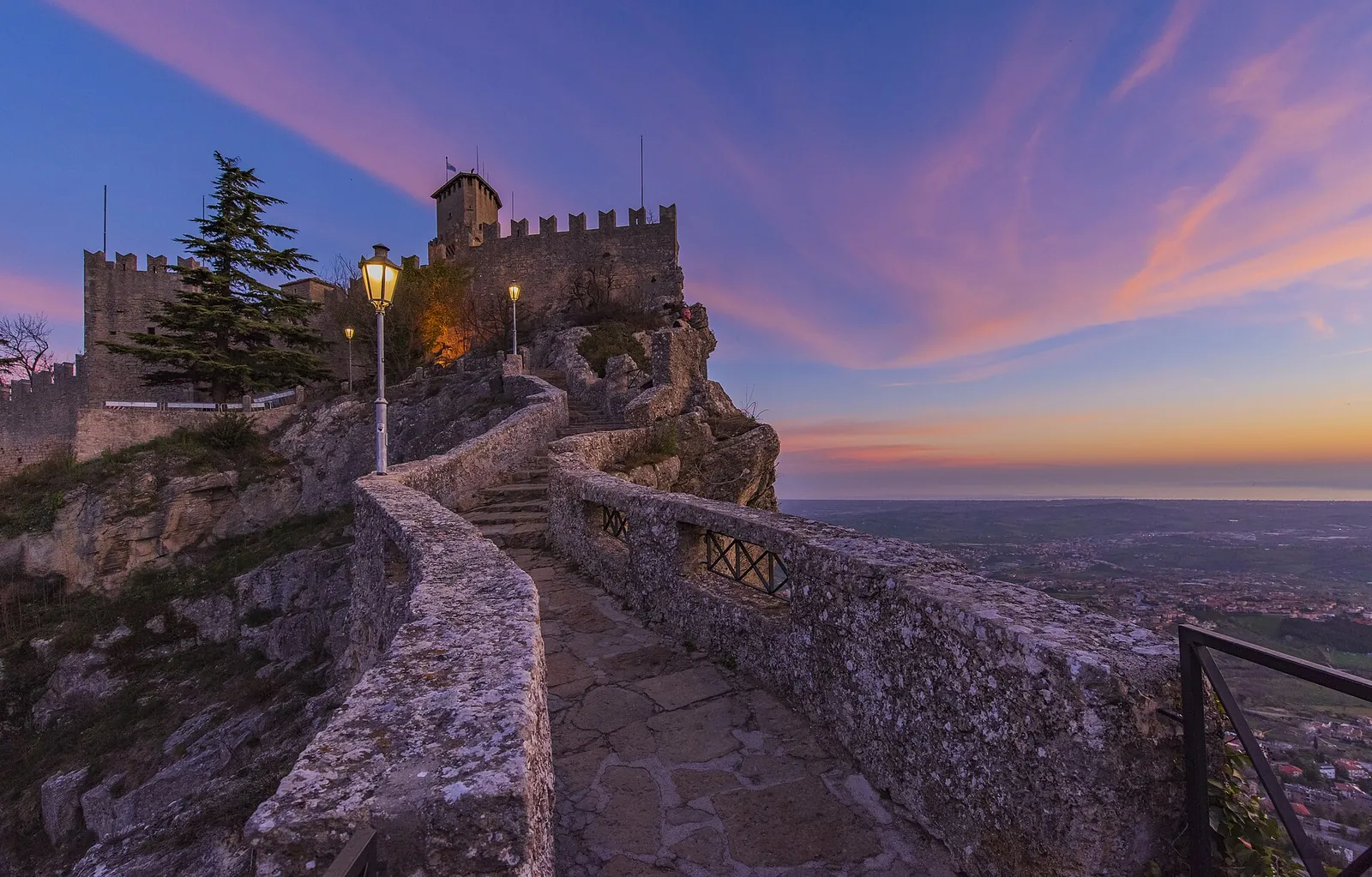Il camminamento verso la Prima Torre al tramonto, con vista sulla Riviera